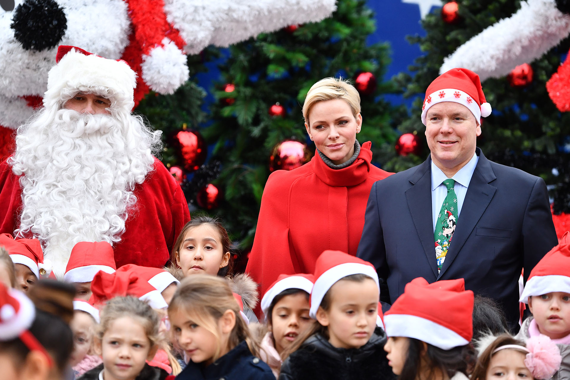 El clima festivo invade el Principado y hasta el propio Soberano se animó a lucir el gorro de Papá Noel /// Fotos: Getty Images