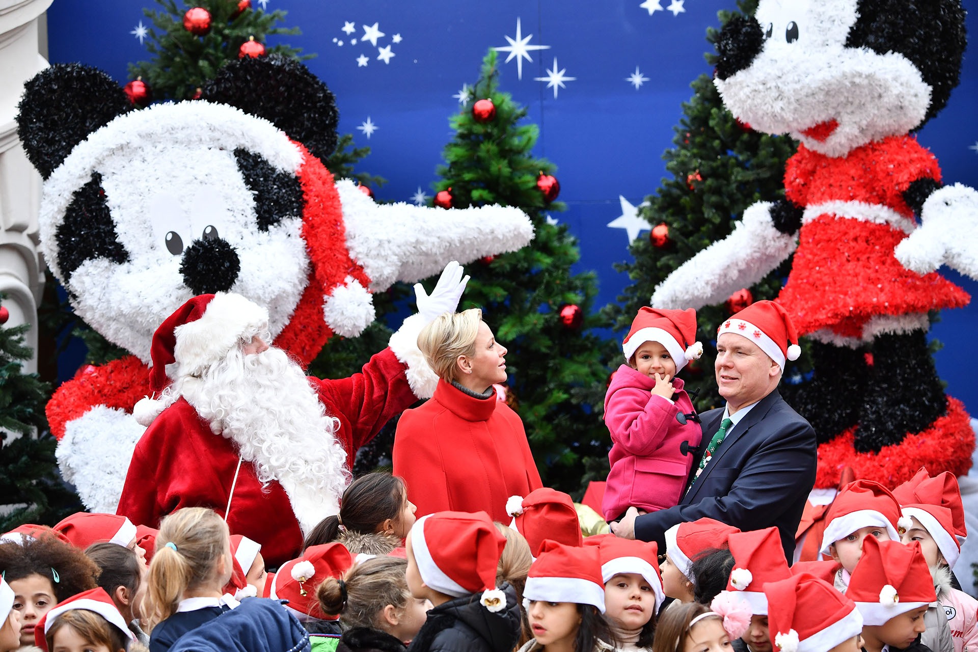 La pareja real ayudó a Papá Noel a repartir los regalos y a entretener a los pequeños invitados