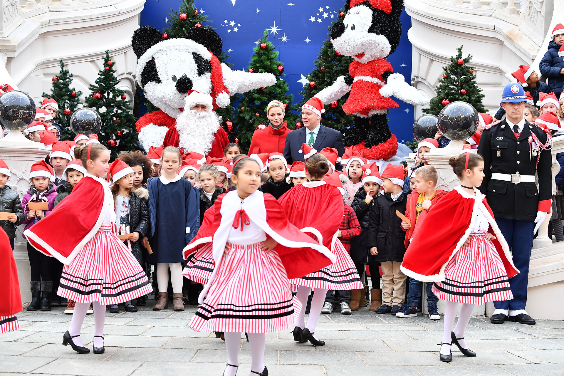 Además de los regalos, los chicos bailaron y pasaron una jornada a pura diversión, anticipando la Navidad
