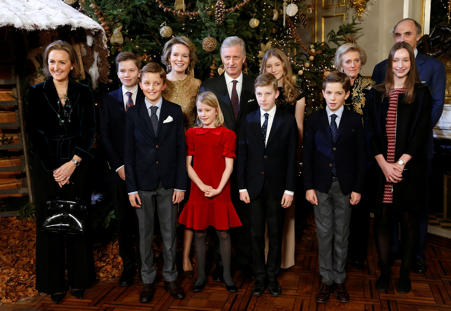 La familia real completa junto al árbol de Navidad. La princesa Eleonore lució un vestido colorado de terciopelo, palpitando en su estilismo el espíritu navideño