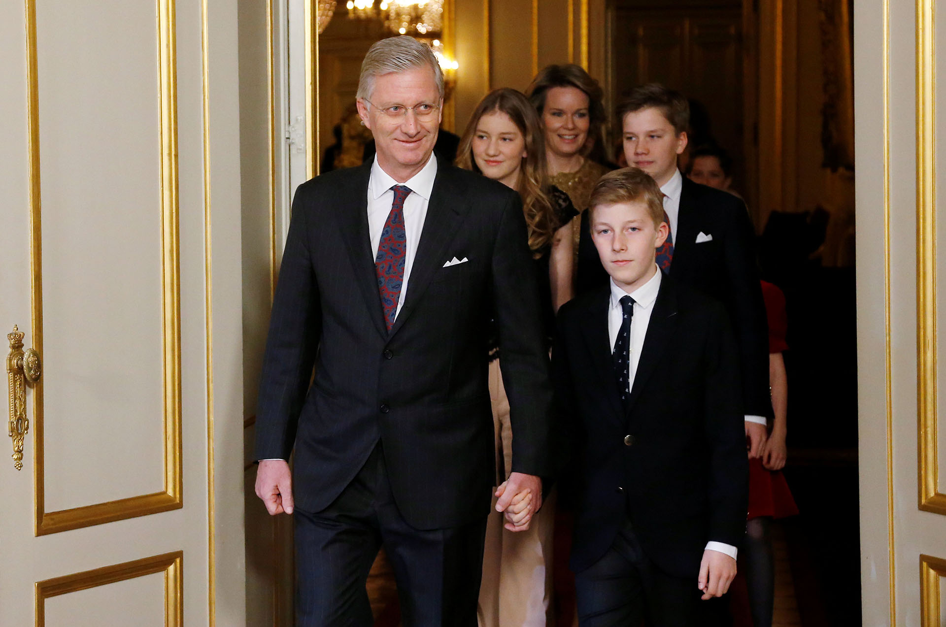 La entrada al concierto del rey Philippe de Bélgica de la mano de su hijo, el príncipe Emmanuel, seguidos por su familia