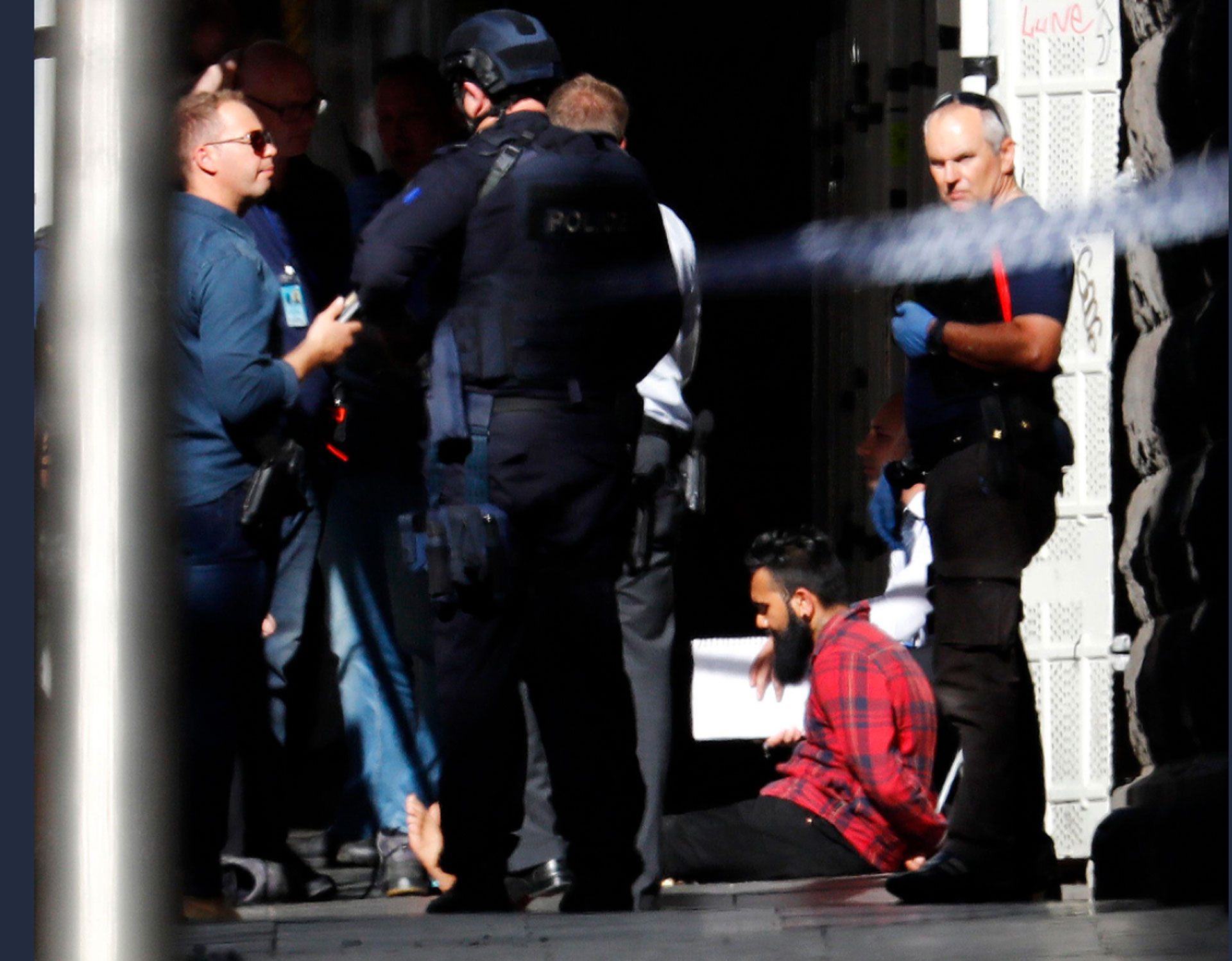 La policía también detuvo a un hombre de 24 años que filmaba el incidente. Tenía tres cuchillos en su poder