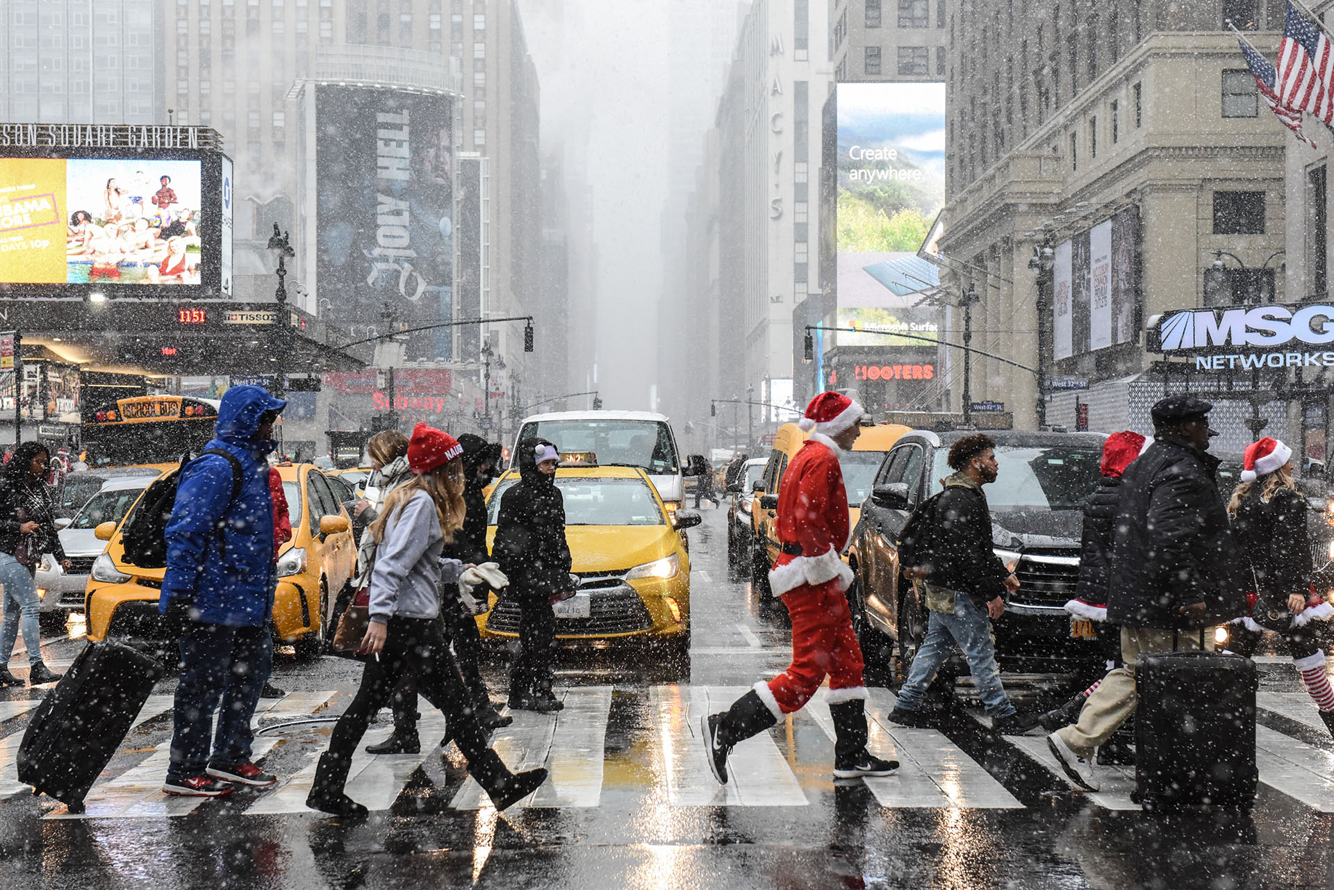 Personas vestidas como Santa Claus participan en el bar hopping anual SantaCon el 9 de diciembre de 2017 en la ciudad de Nueva York. (Getty Images)