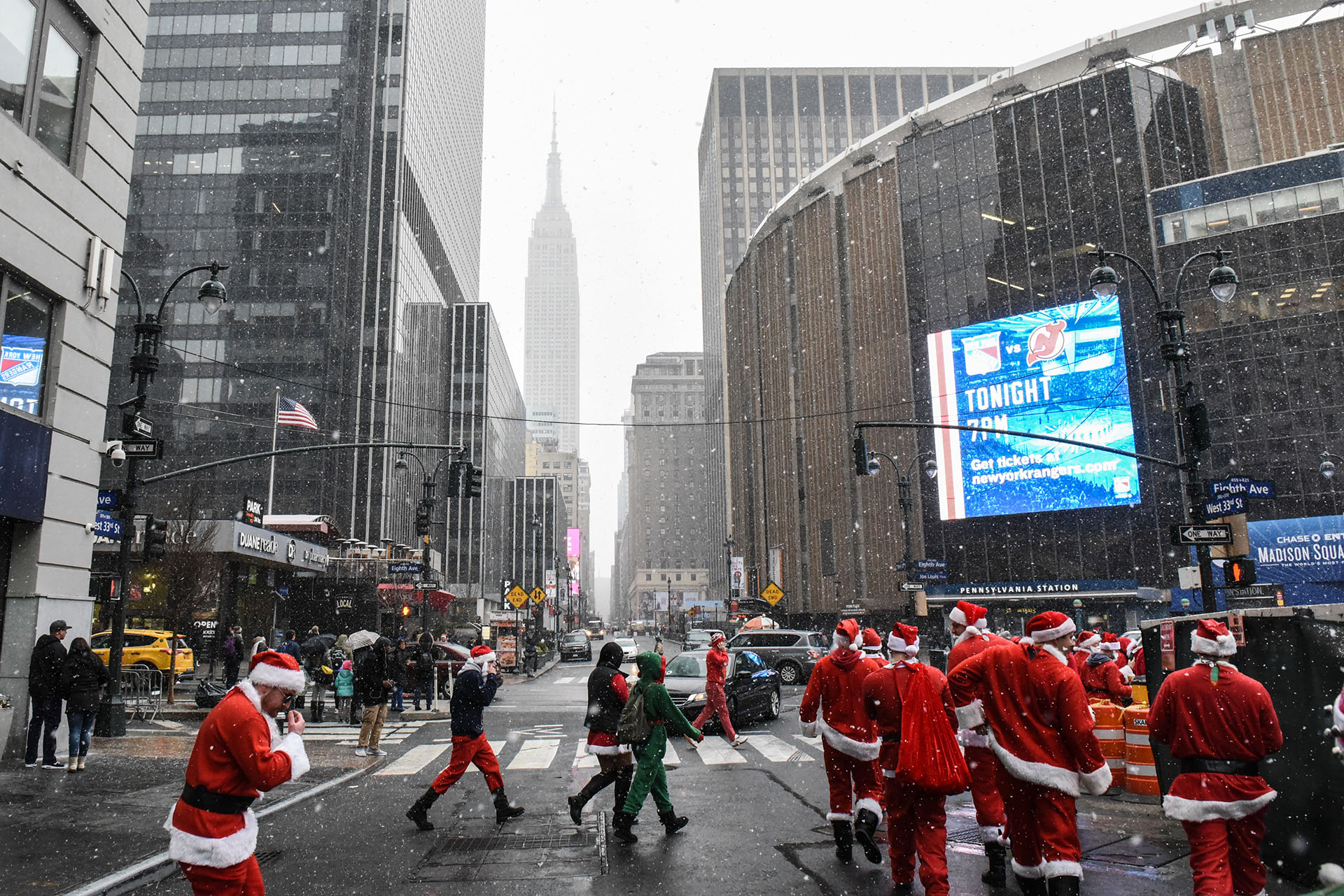 Personas vestidas como Santa Claus participan en el bar hopping anual SantaCon el 9 de diciembre de 2017 en la ciudad de Nueva York. (Getty Images)