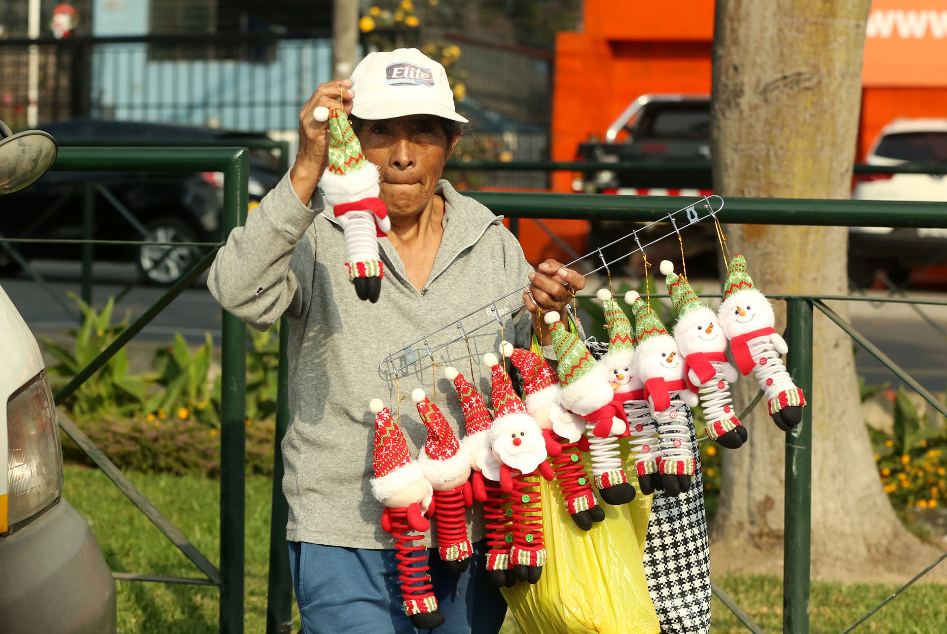 Una mujer vende decoración navideña en un cruce de tráfico en Lima, Perú, el 20 de diciembre de 2017. (Reuters)