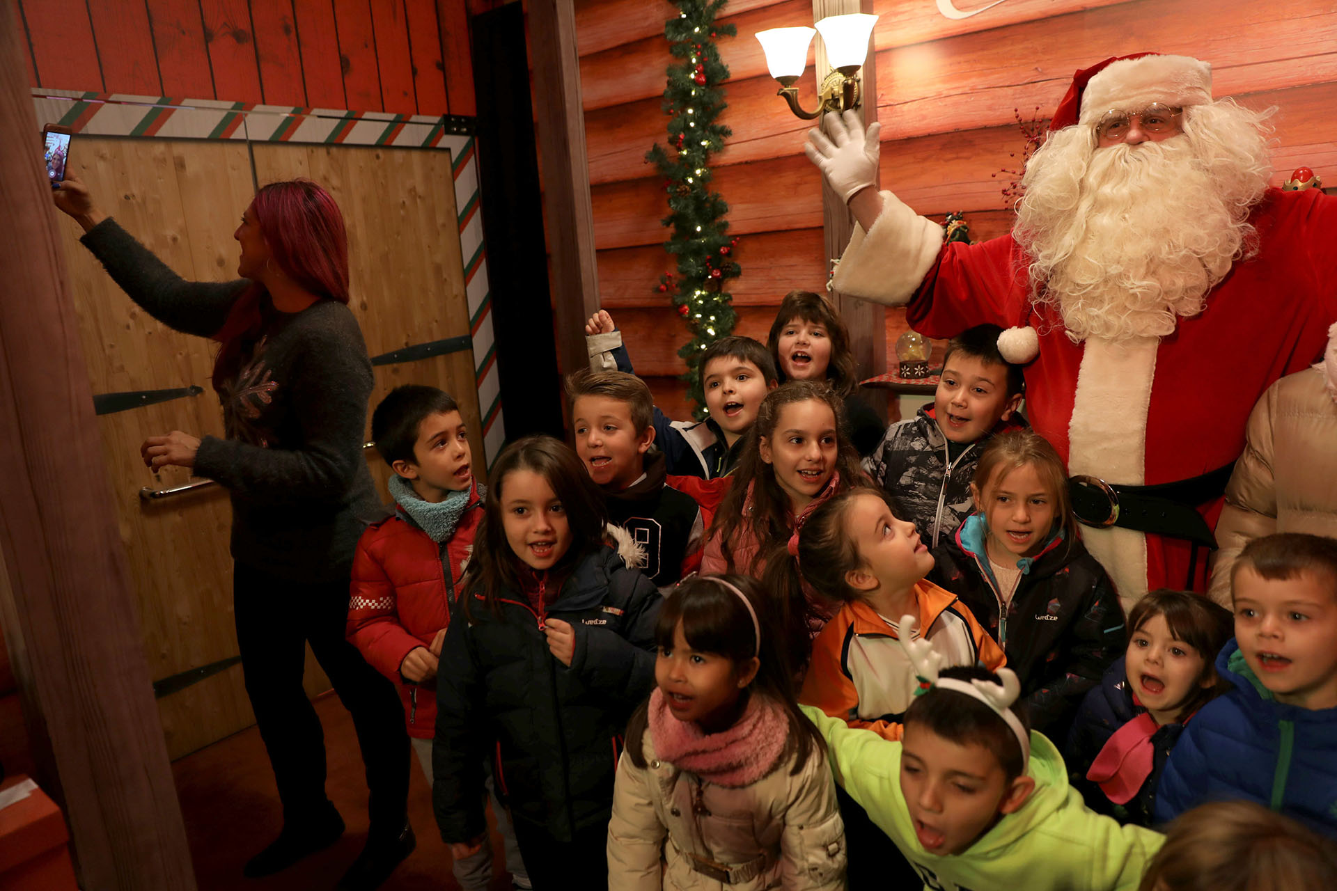 Santa Claus junto a varios niños en La Casa de Papa Noel en la Real Casa de Postas del centro de Madrid, España, el 20 de diciembre de 2017. (Reuters)