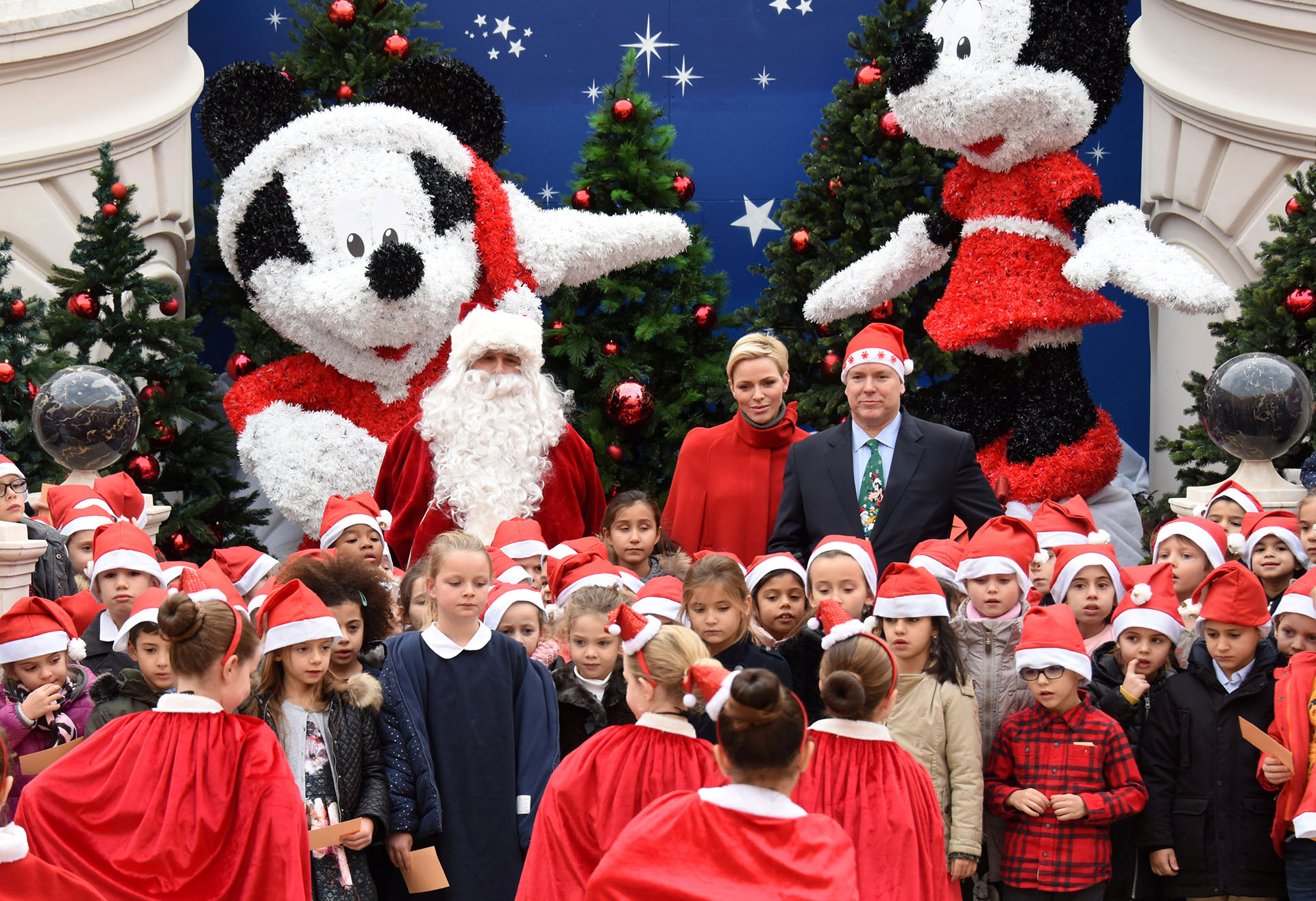 El Príncipe Alberto II de Mónaco y su esposa la Princesa Charlene asisten a la tradicional ceremonia del árbol de Navidad en el Palacio de Mónaco como parte de la temporada navideña en Mónaco, el 20 de diciembre de 2017. (Reuters)