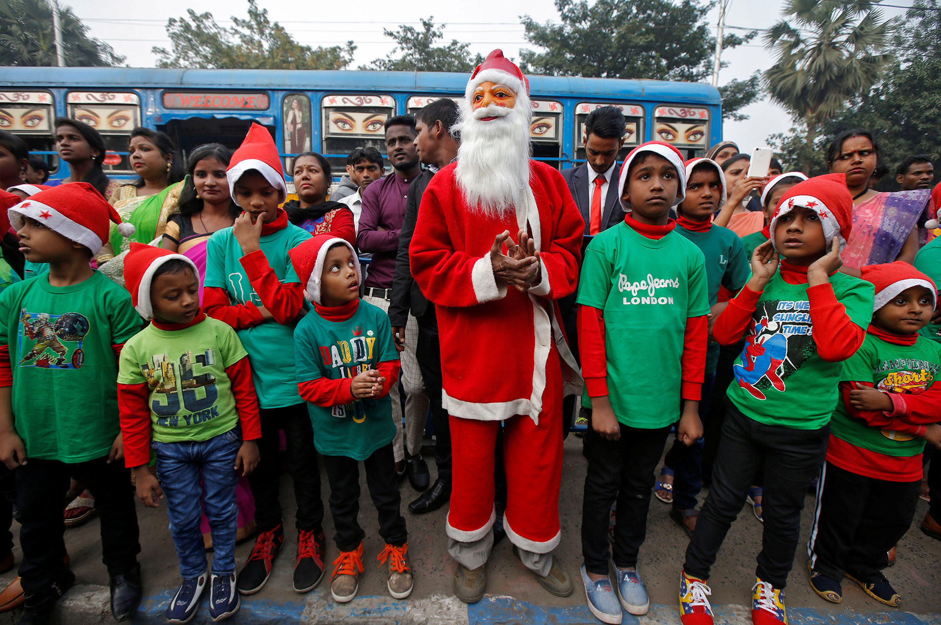 Un hombre vestido de Santa Claus espera para actuar en una carretera en Calcuta, India, el 19 de diciembre de 2017. (Reuters)