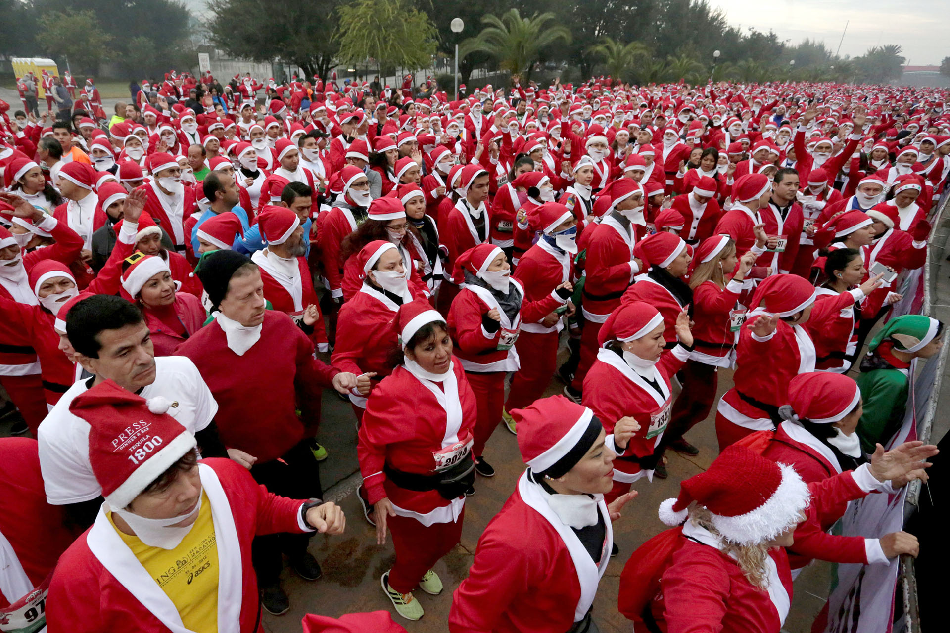 Corredores participan en la carrera anual conocida como “Run Santa Run” en el Parque Fundidora en Monterrey, México el 17 de diciembre de 2017. (Reuters)