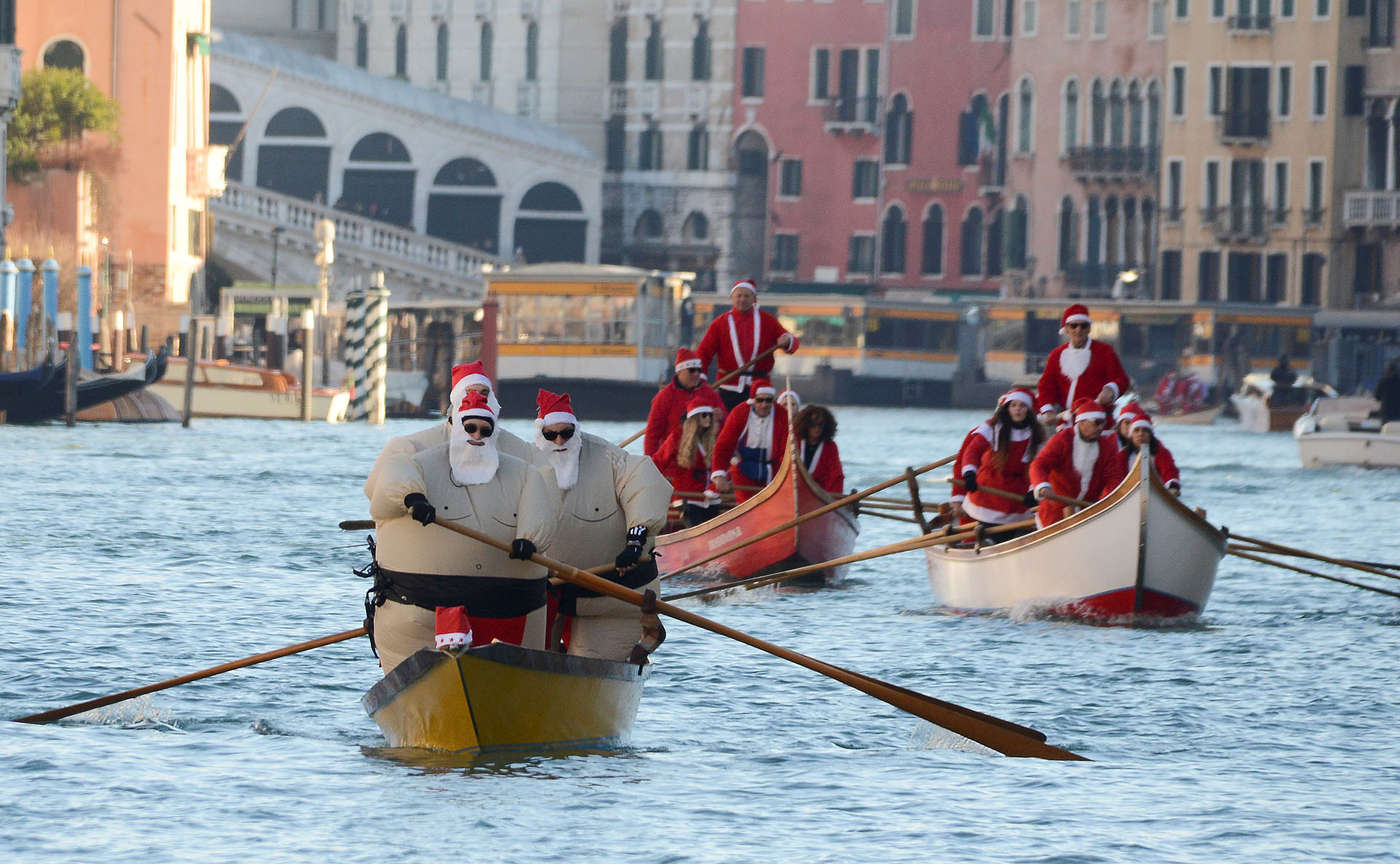Gente vestida como Santa Claus rema durante una regata navideña en Venecia, Italia 17 de diciembre de 2017. (Reuters)