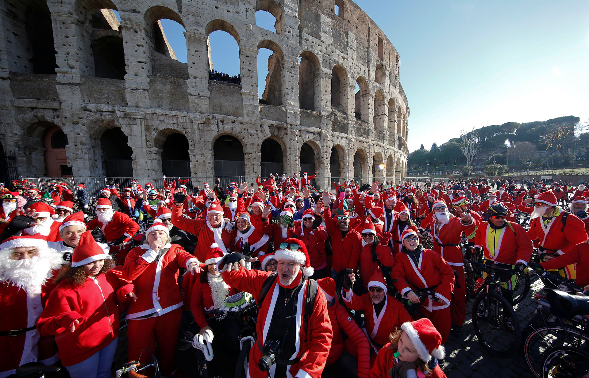 Más de cien ciclistas vestidos de Papá Noel se reúnen en el Coliseo de Roma, Italia, el 17 de diciembre de 2017. (Reuters)