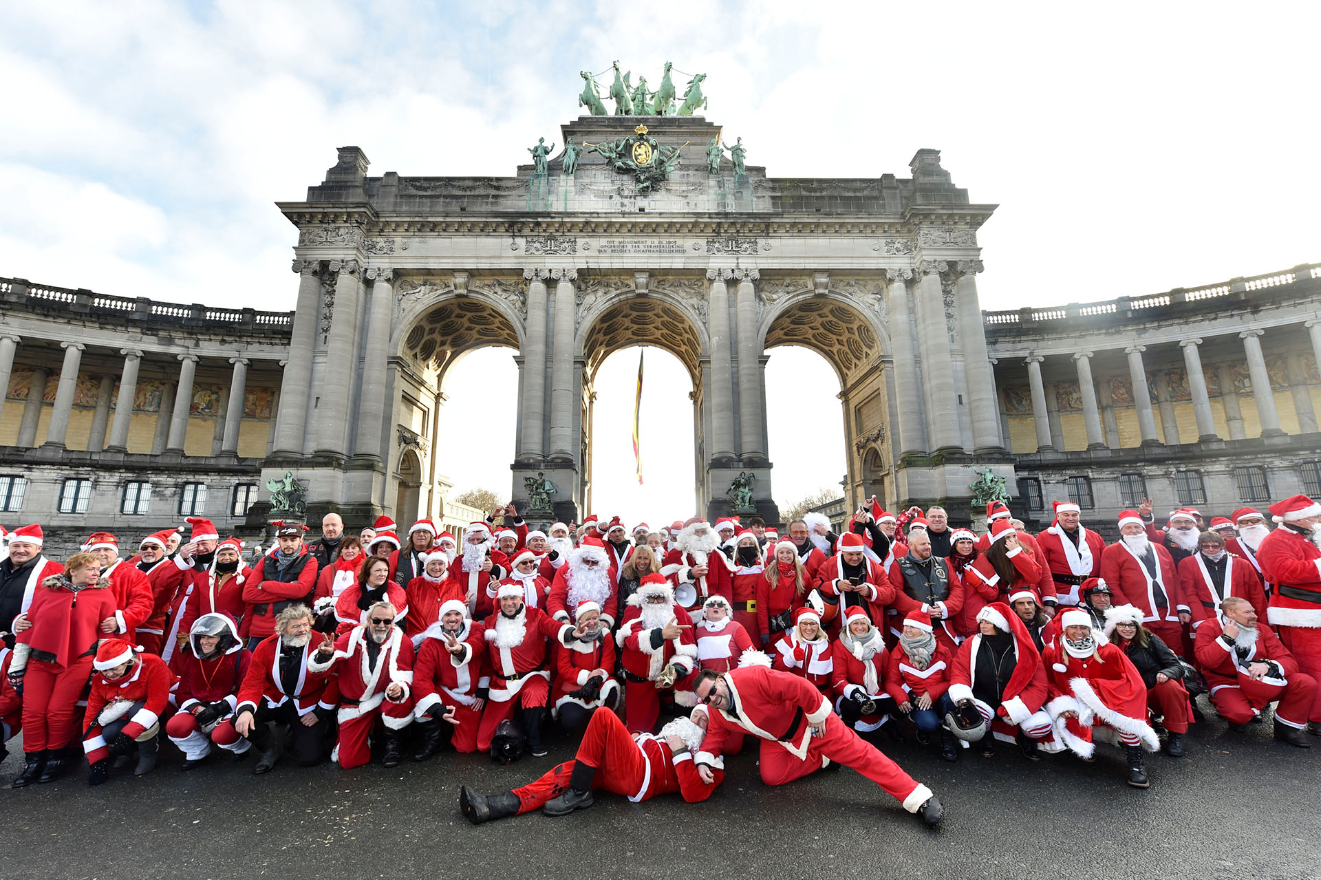 Más de cien motociclistas de Harley Davidson vestidos de Santa Claus se reúnen en el Parc du Cinquantenaire en Bruselas, Bélgica, el 17 de diciembre de 2017. (Reuters)
