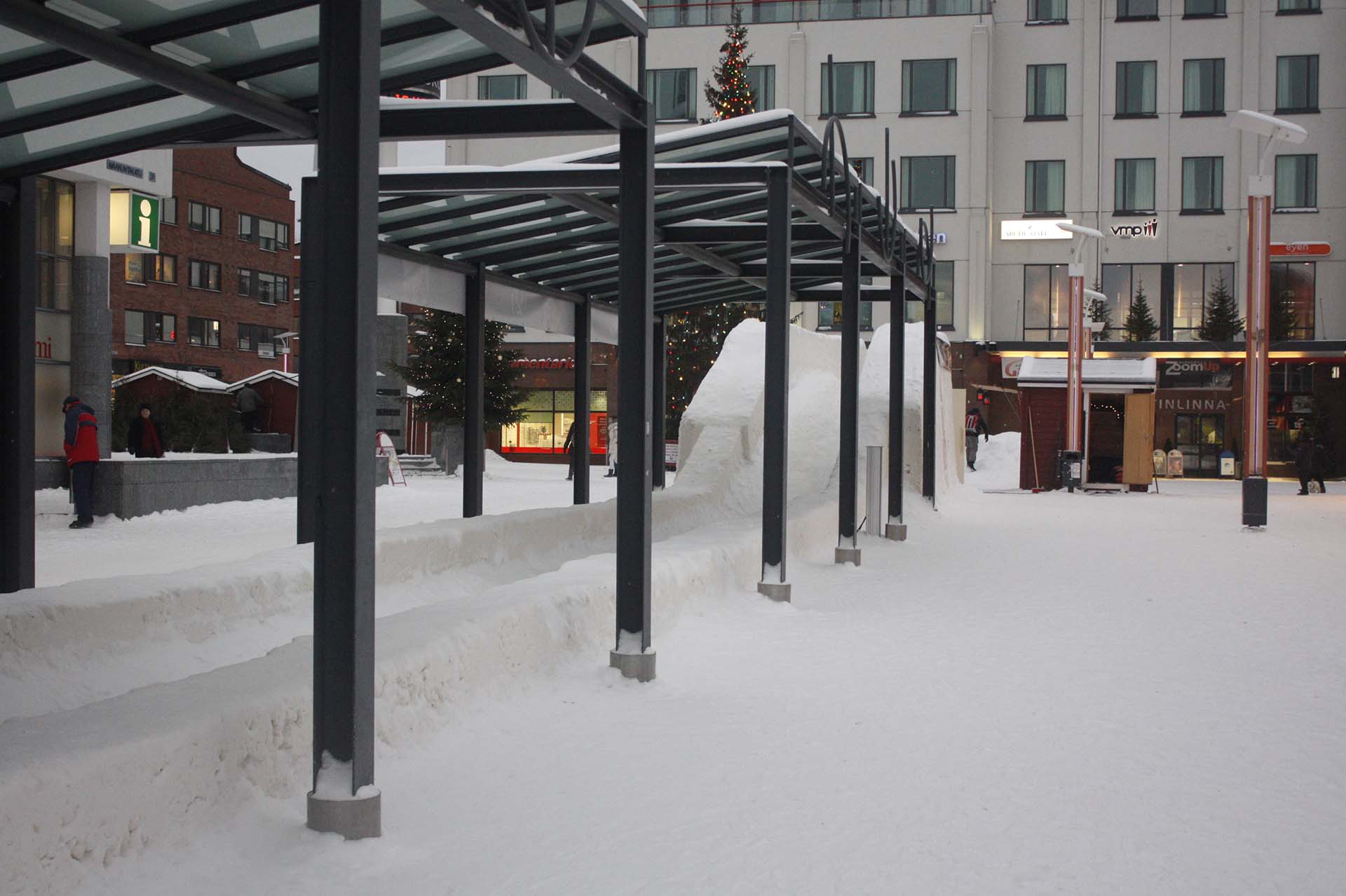 Tobogan de nieve en el centro de la ciudad