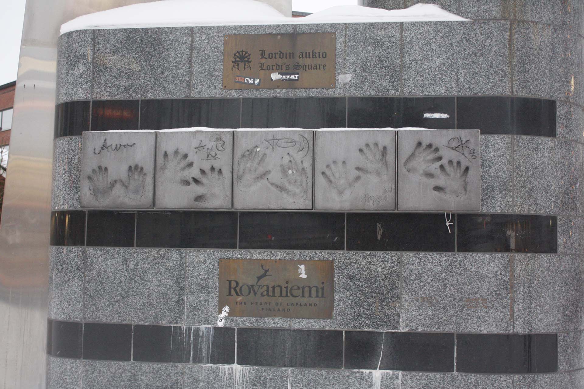 Huellas de personalidades célebres en la Plaza Lordi