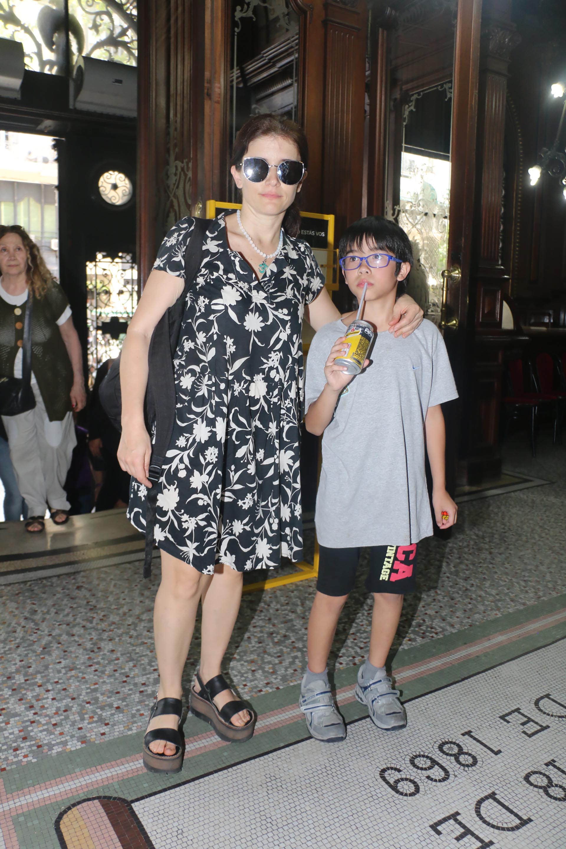 Celeste García Satur con su hijo