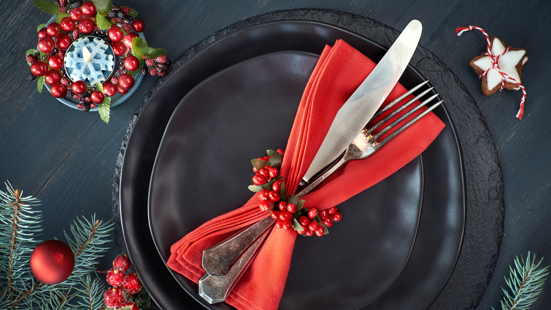 La vajilla y la decoración en las mesas con los colores característicos de las Fiestas: rojo, negro, plateado, dorado y verde (Getty Images)
