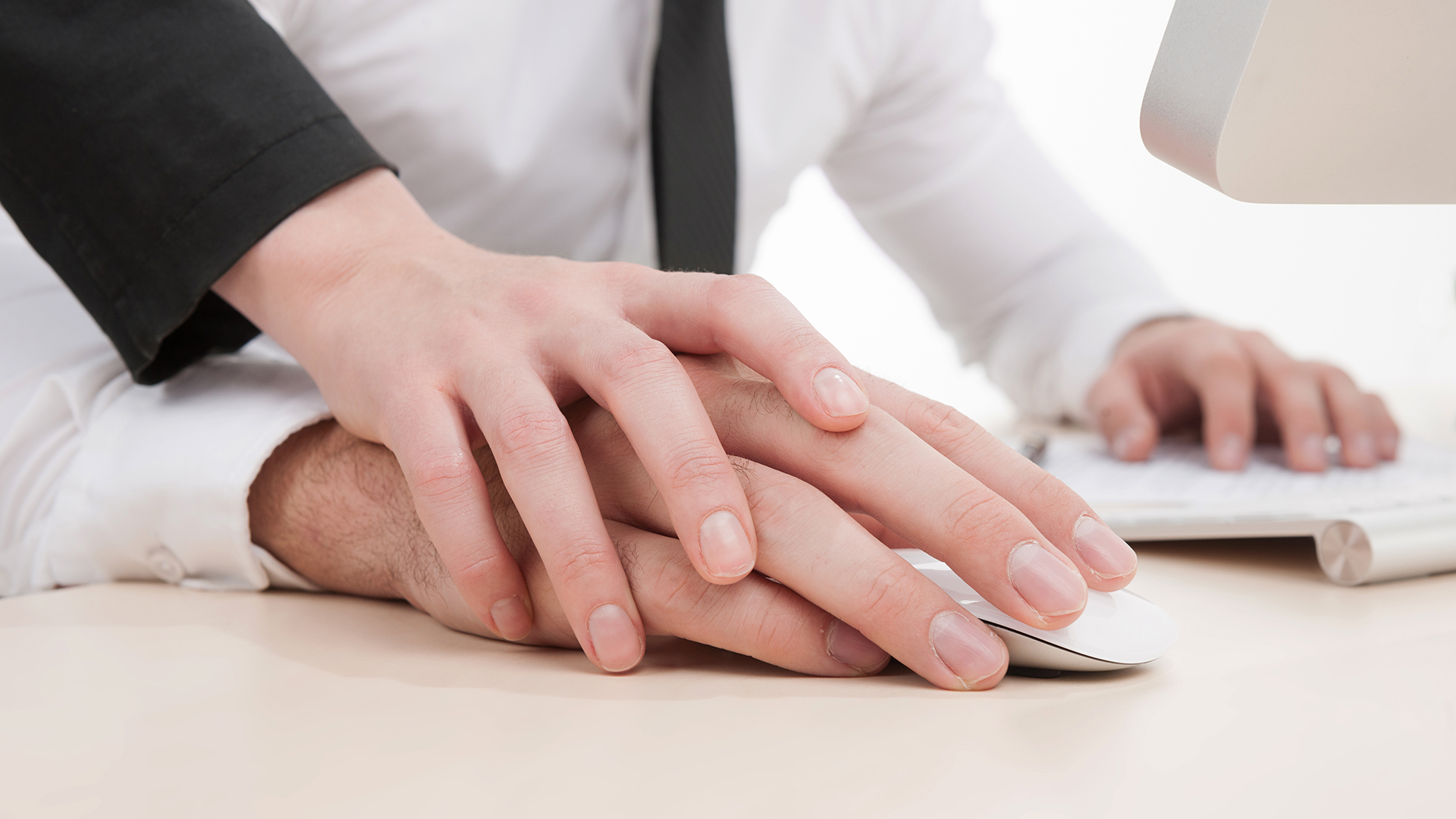 En el trabajo, la seducción también puede desencadenar en la desubicación (Getty Images)