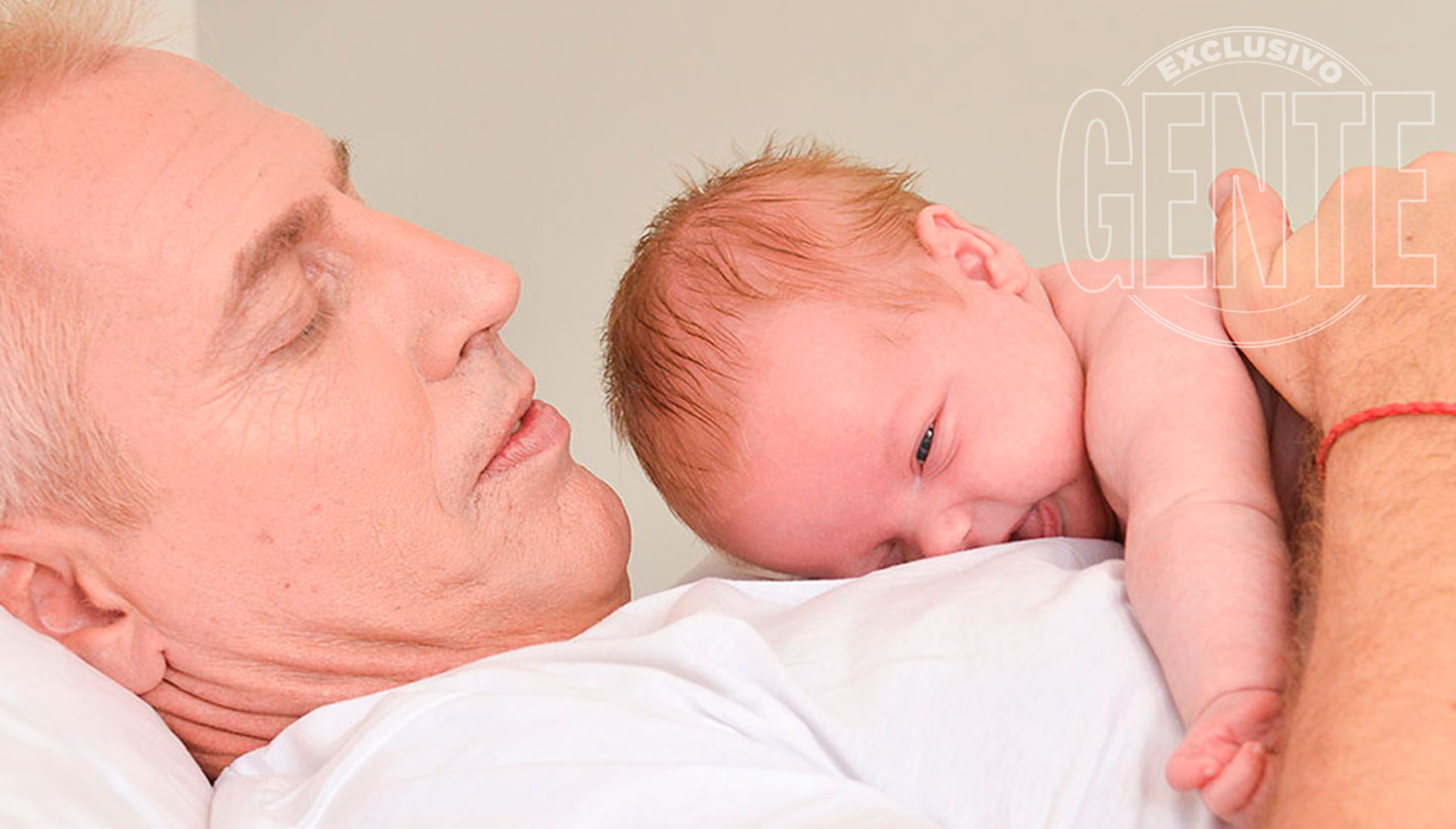 Mirko se acomoda en su lugar favorito, el pecho de papá. Foto: Fabián Uset/GENTE