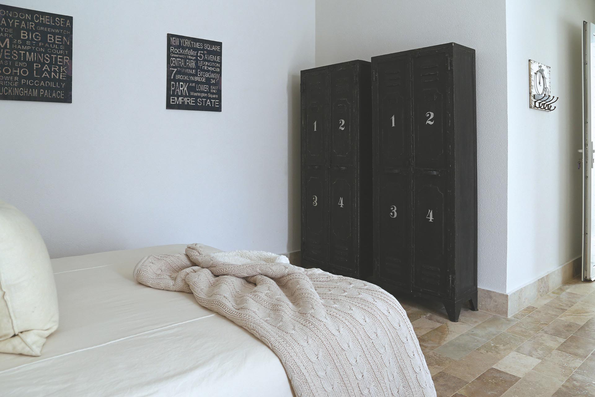 Con onda locker. Colores sobrios y mobiliario de diseño son constantes en las habitaciones masculinas contemporáneas. Los estilos minimalistas e industriales son los que más adeptos cosechan.
