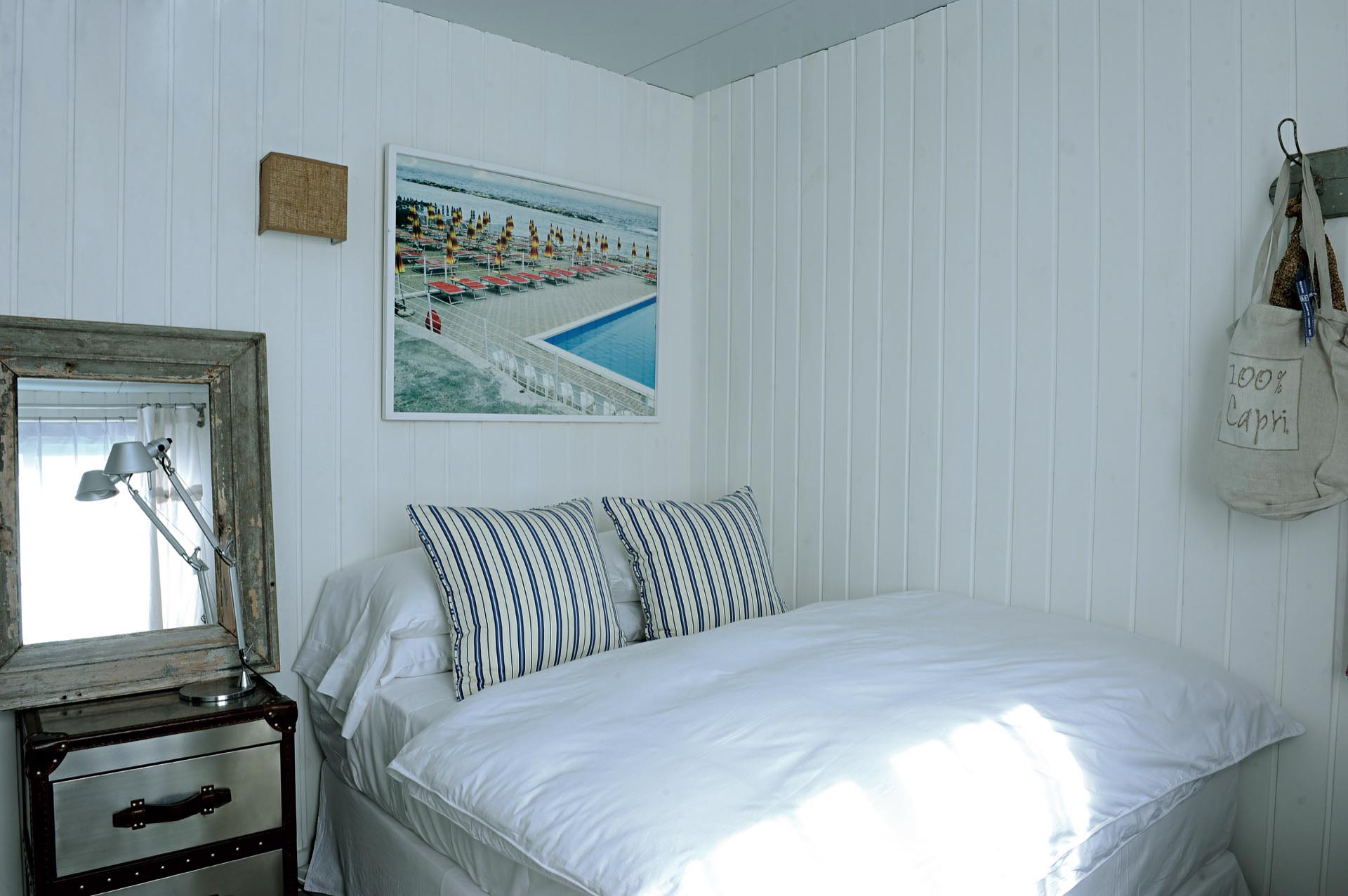 La cama que apoya uno de sus lados contra la pared sólo puede ser buena idea en caso de usuarios individuales. Si compartís las noches con alguien, mejor es privilegiar la buena circulación y la comodidad de ambos.