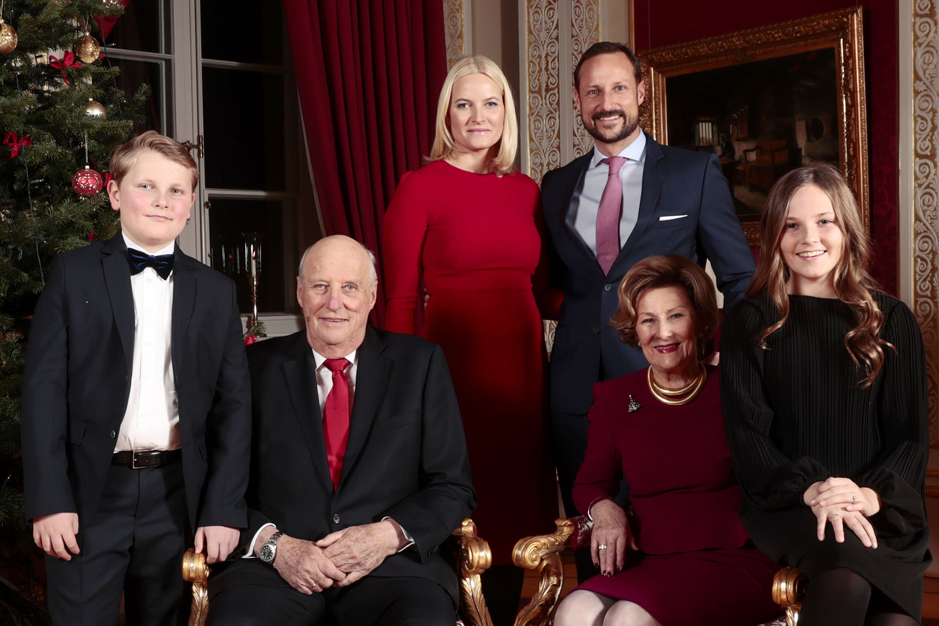 La familia real de Noruega posa para una sesión de fotos navideña, en el Palacio de Oslo