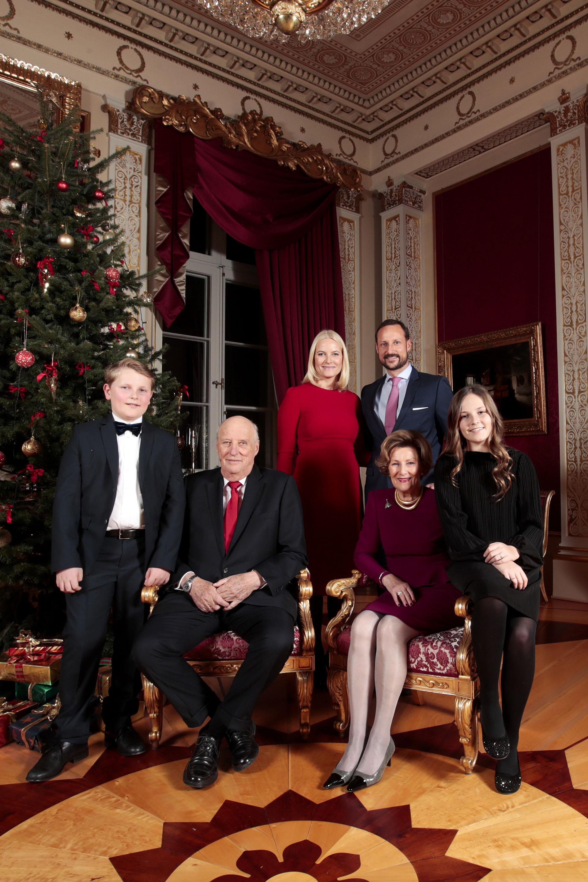 De pie, Mette-Marit y Haakon junto a sus hijos y los reyes. Antes de conocer al príncipe, Mette-Marit ya era madre soltera de Marius Borg, cuyo padre estuvo preso por vender drogas