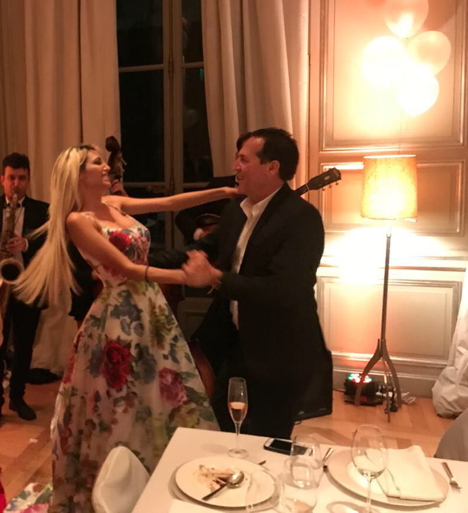 Victoria Xipolitakis y su novio Javier Naselli bailando