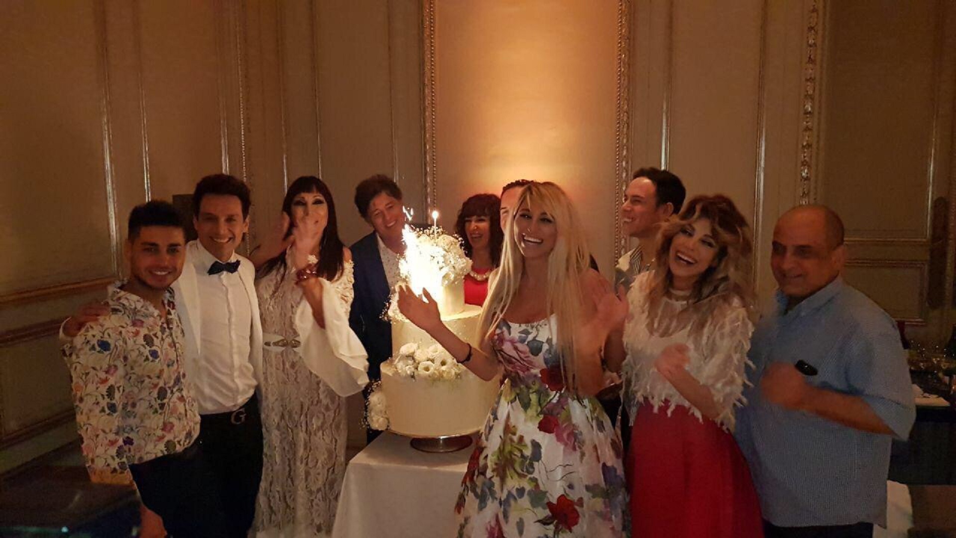 Sus amigos le cantaron el “Feliz Cumpleaños” a Victoria Xipolitakis