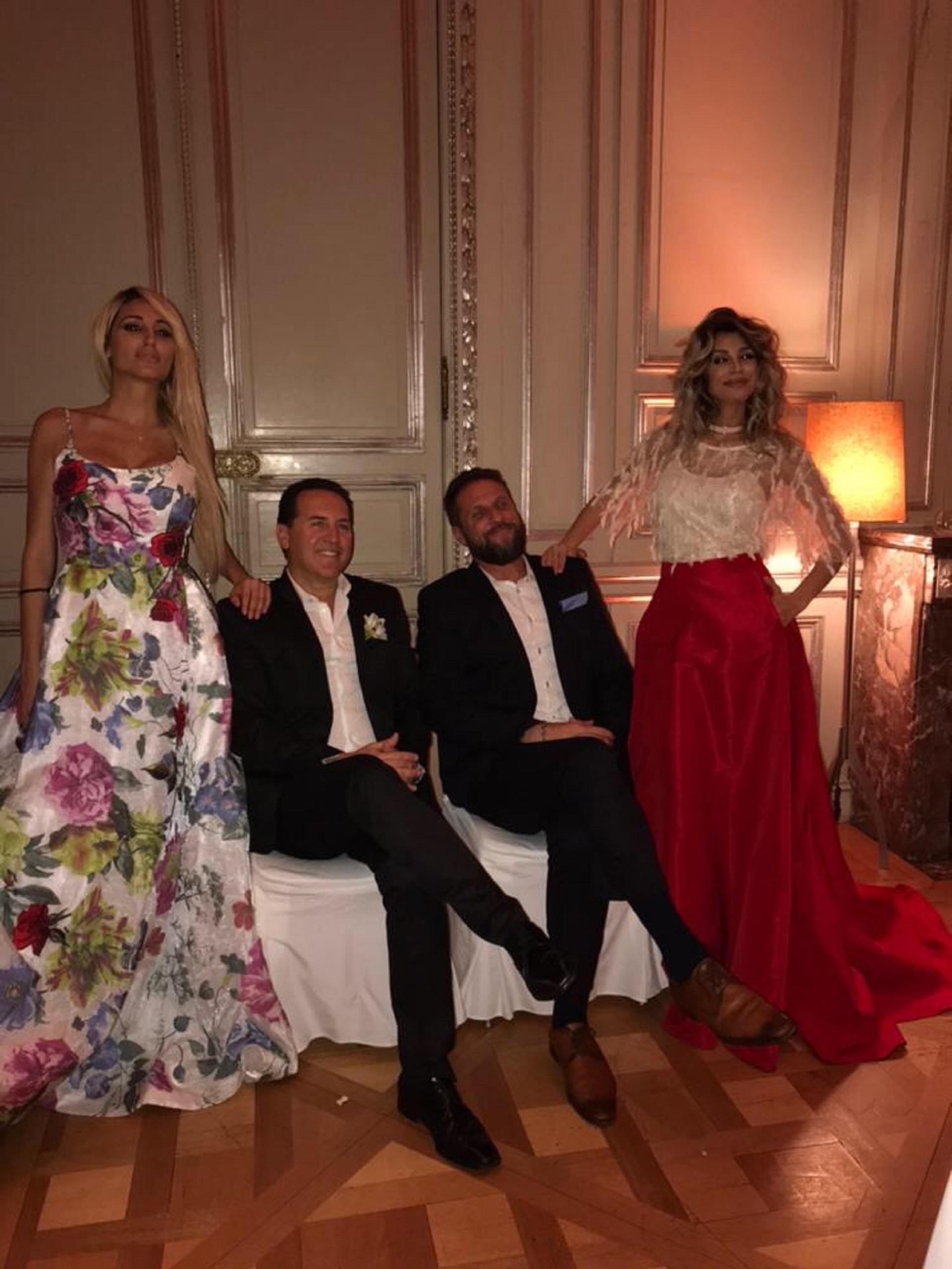 Victoria y Stefanía Xipolitakis junto a sus respectivas parejas