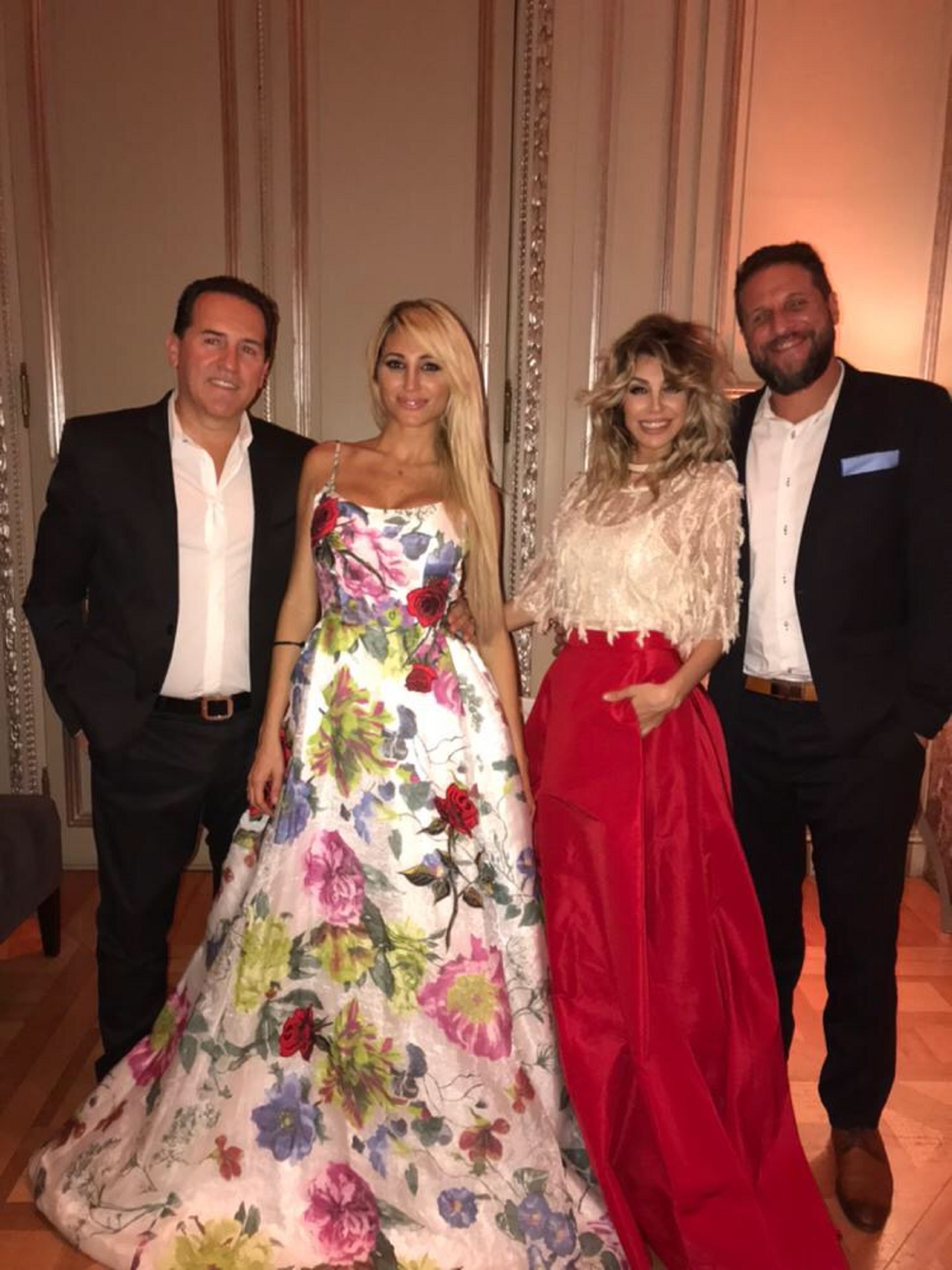 Victoria y Stefanía Xipolitakis junto a sus respectivas parejas