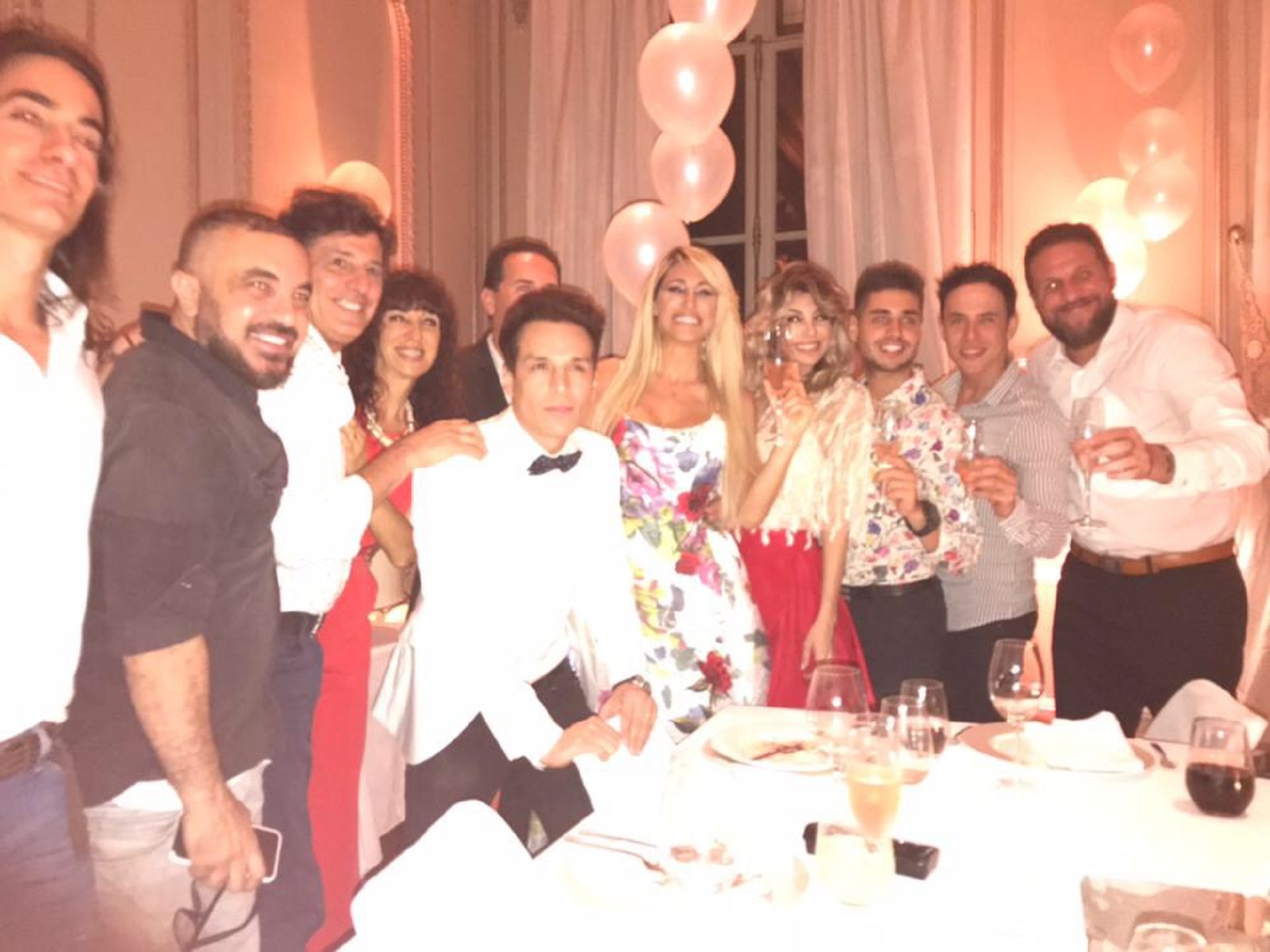 Vicky brindando con sus amigos