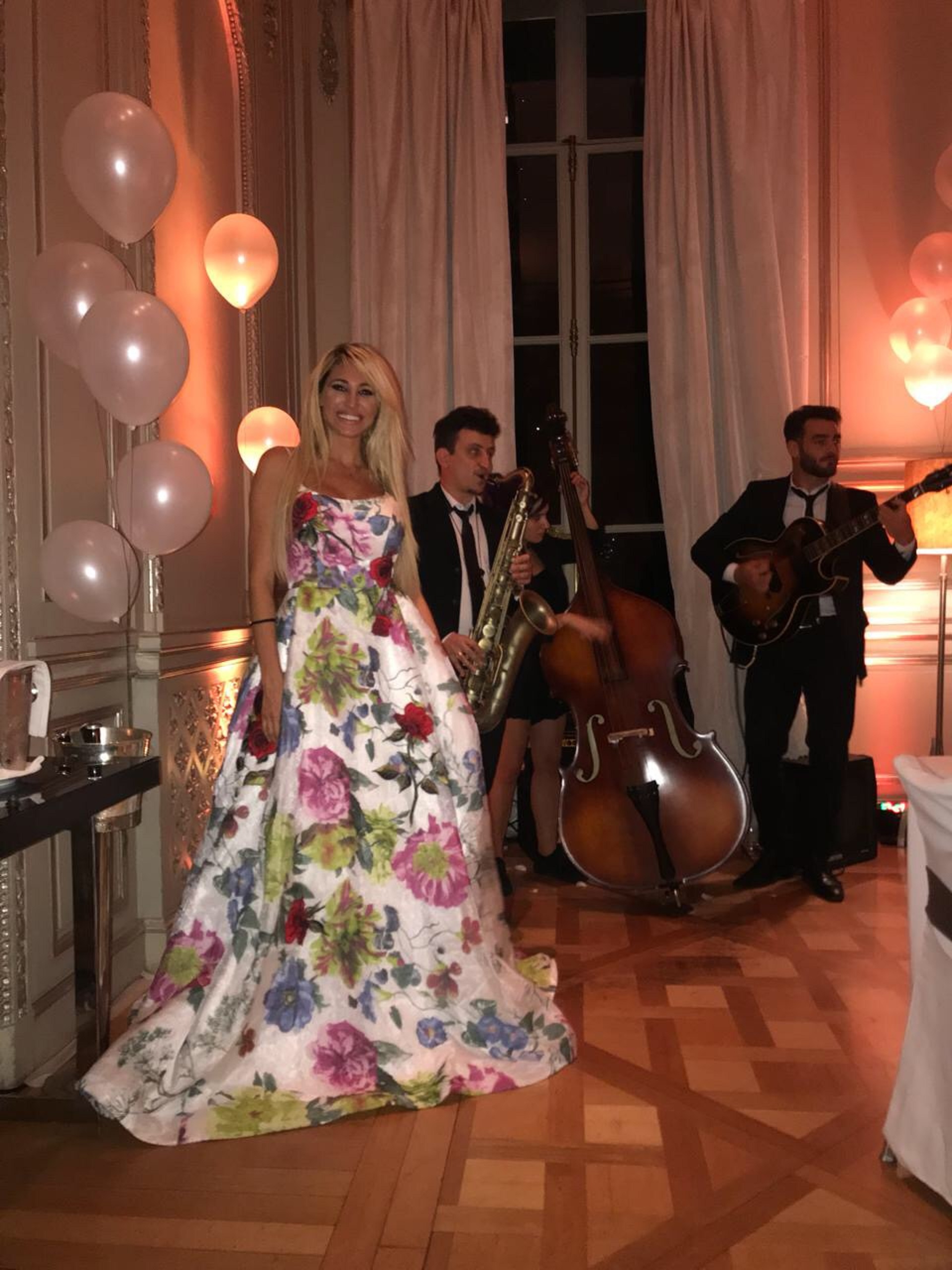 Victoria Xipolitakis junto a los músicos que le pusieron “mucha onda” al festejo