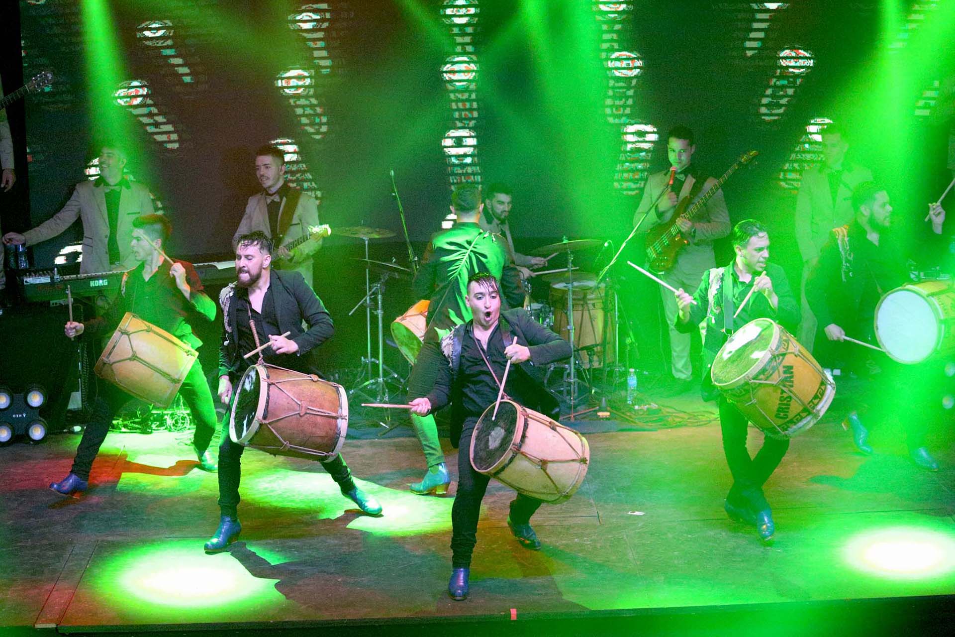 Gran despliegue de los músicos sobre el escenario