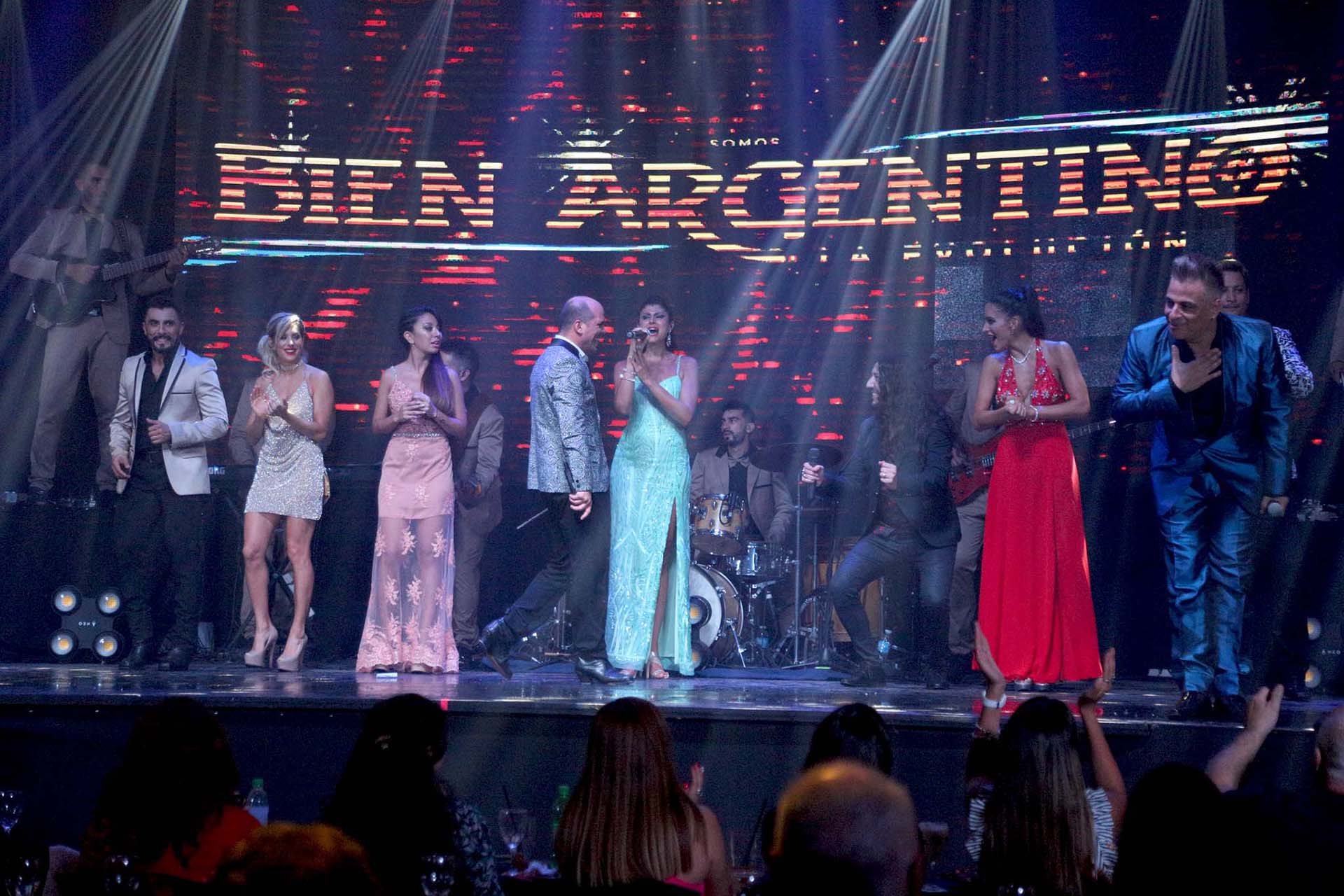 Todo el elenco de “Bien Argentino” en el escenario del complejo Malambo