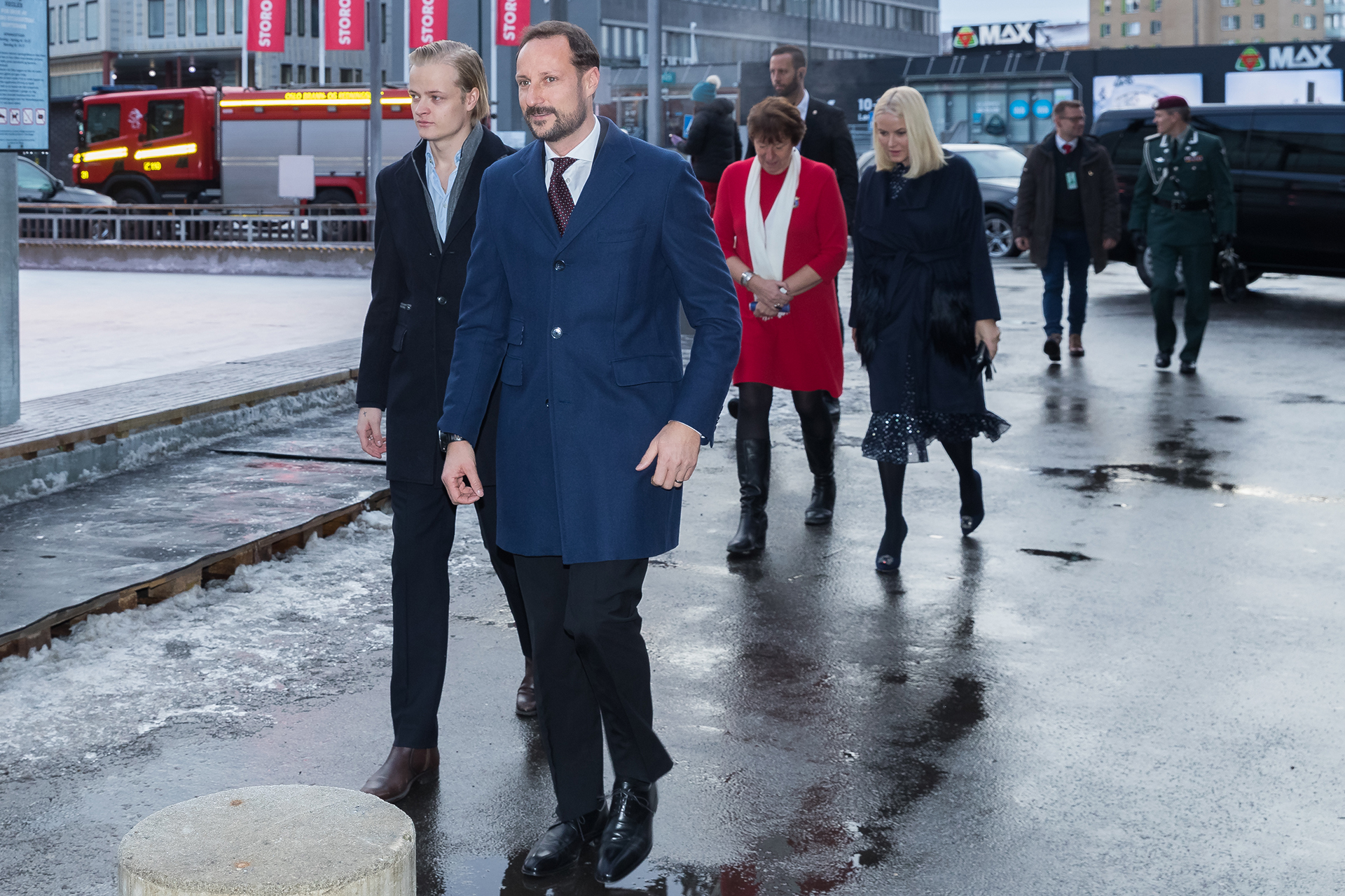 Mette-Marit llegó también en compañía de su hijo mayor, Marius Borg Hoiby, fruto de una relación anterior a su boda con el príncipe Haakon