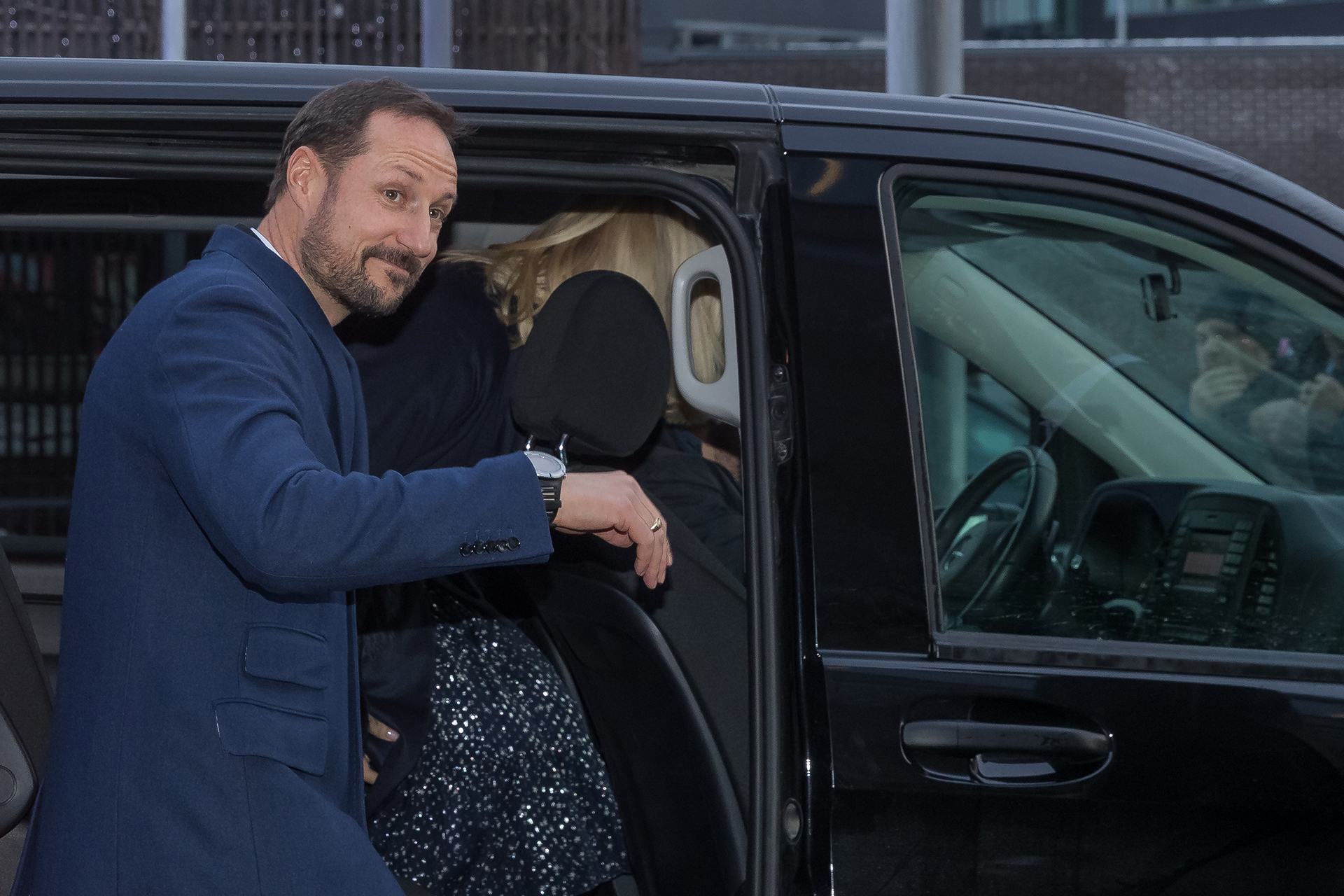 El príncipe Haakon de Noruega se despidió tras pasar un almuerzo navideño diferente pero ayudando a quienes lo necesitan