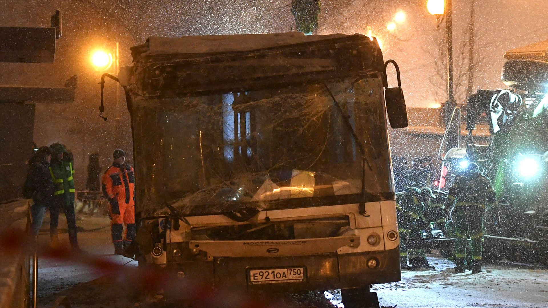 El autobús es retirado de las escaleras por las que avanzó (Reuters)