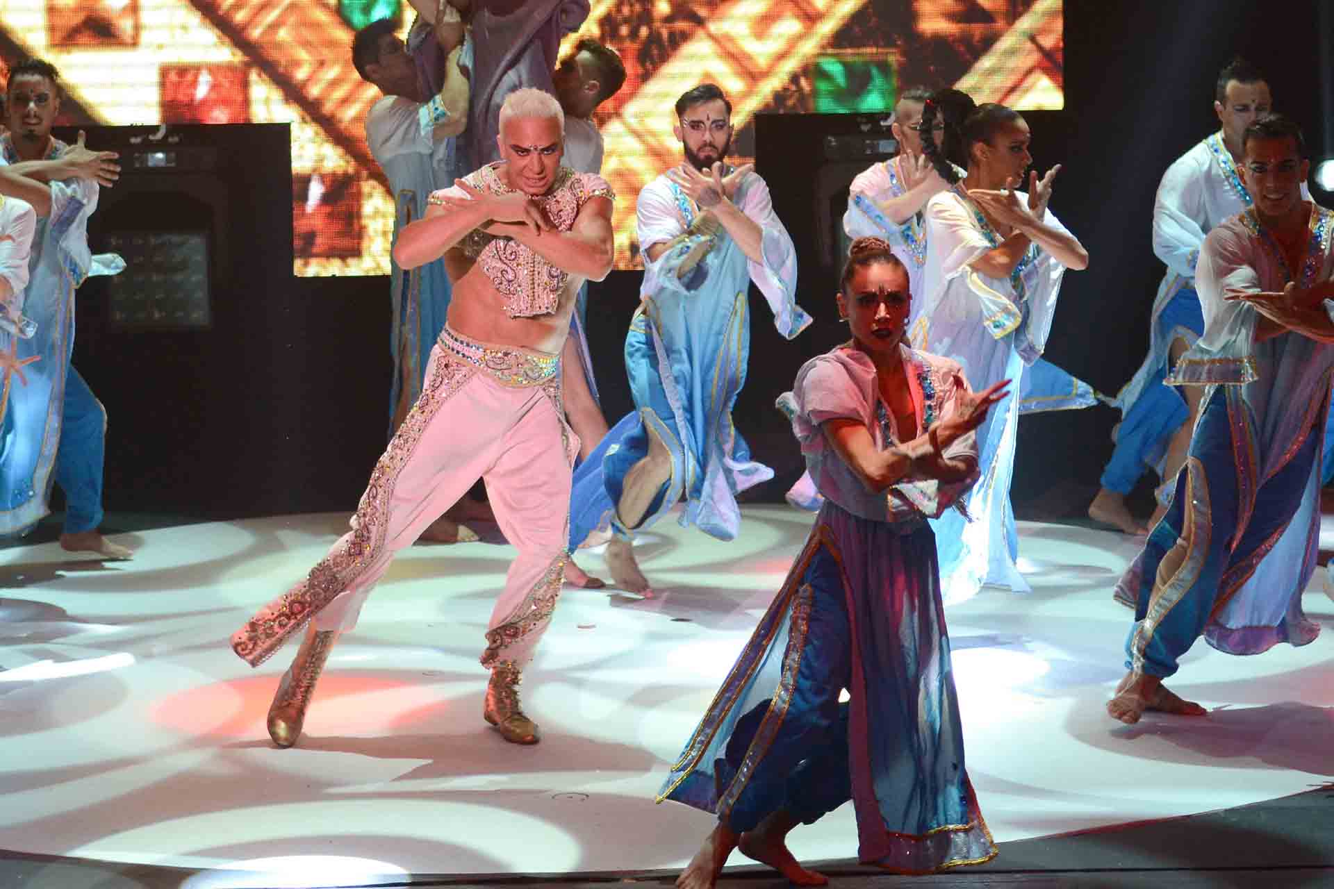 El show, que mezcla el baile, la música y el humor, tiene una estética inspirada en la India
