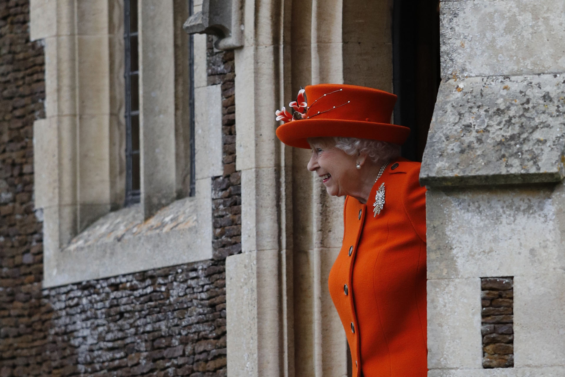 El saludo de la reina Isabel al salir del servicio religioso de Navidad, que tuvo lugar en la iglesia de Santa María Magdalena, en Sandringham, Norfolk