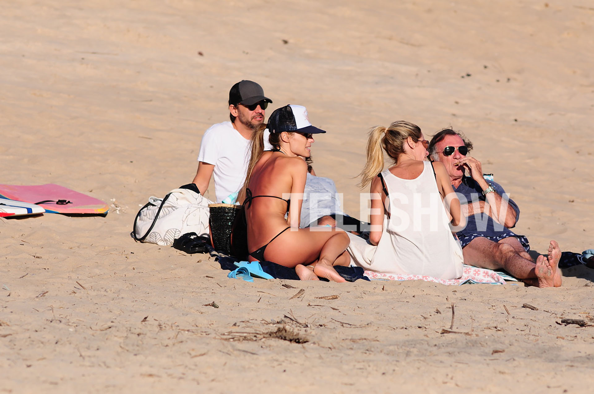 La modelo aprovechó para relajarse en la playa en compañía de buenos amigos