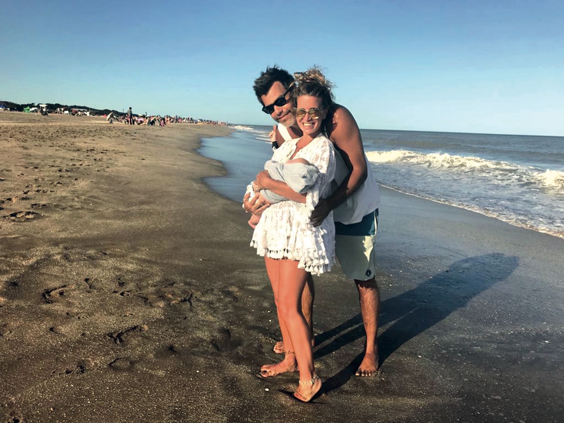 Mañana del 25. Feli se acerca al mar junto a sus padres, cinco días antes de ser bautizado en Nuestra Señora del Huerto, Salta. “Un gesto de amor para Nelly”, abuela paterna del bebé. Fotos: Album personal de Florencia.