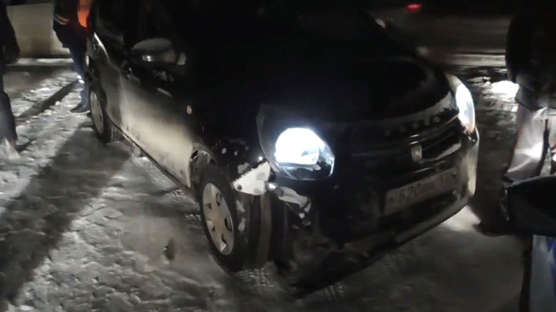 Así quedó el auto que lo embistió