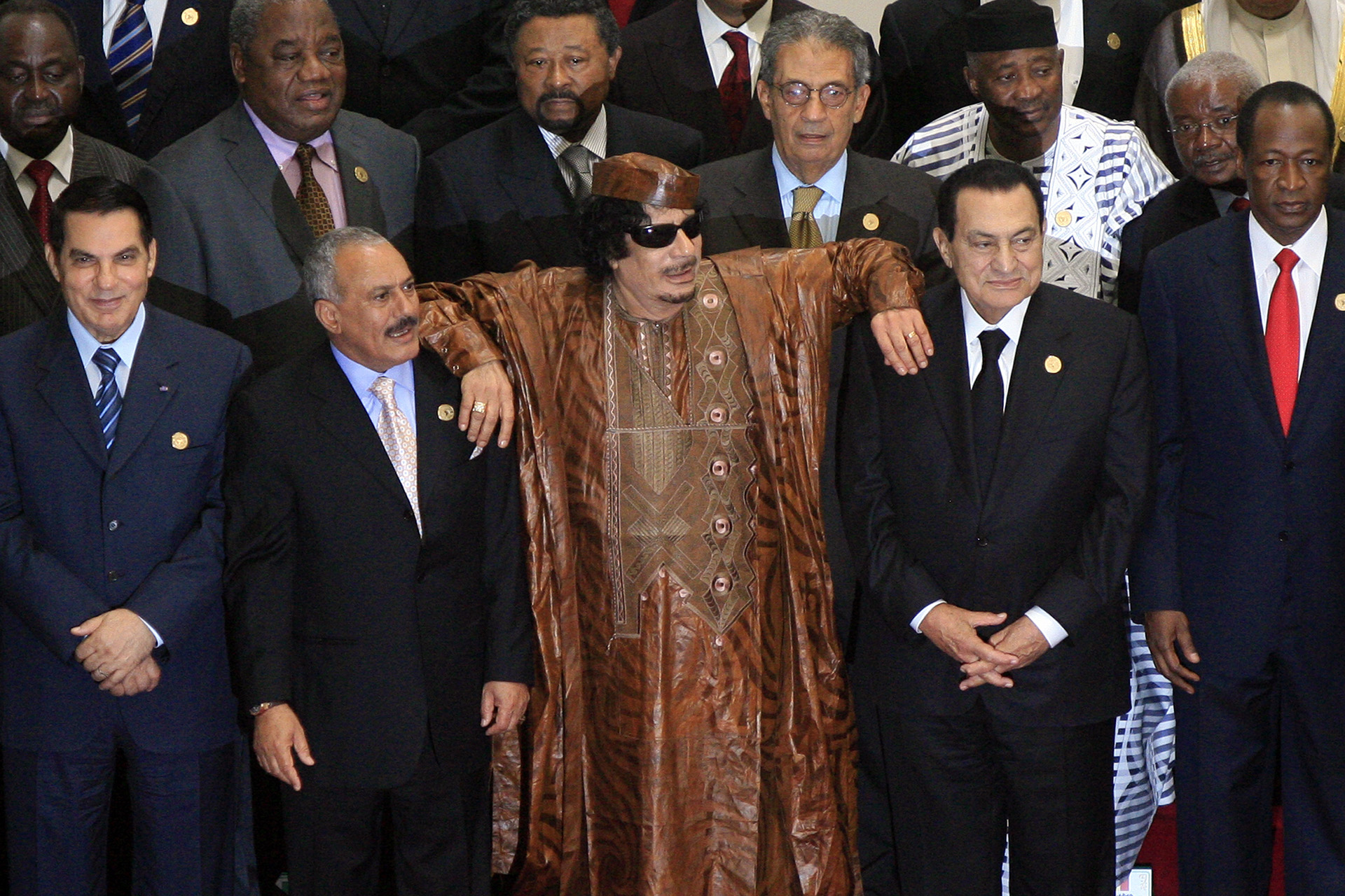Muammar Kadhafi (centro) se apoya sobre el entonces presidente egipcio, Hosni Mubarak (derecha) y el yemení, Ali Abdullah Saleh (izquierda) (AFP PHOTO/KHALED DESOUKI)