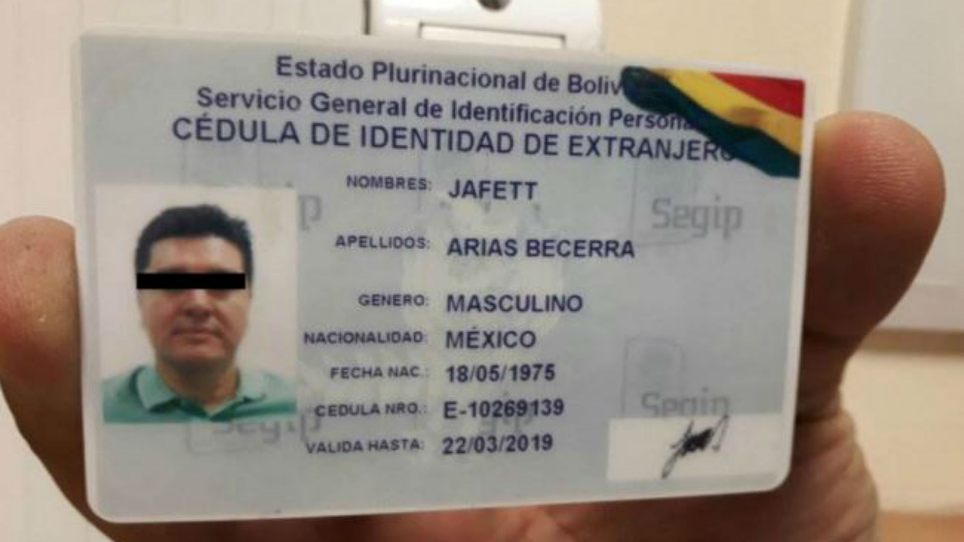 El acusado portaba un documento expedido por Bolivia y en el que se identificaba como ciudadano mexicano pero con el falso nombre de Jefett Arias Becerra (Twitter @gzuppy)
