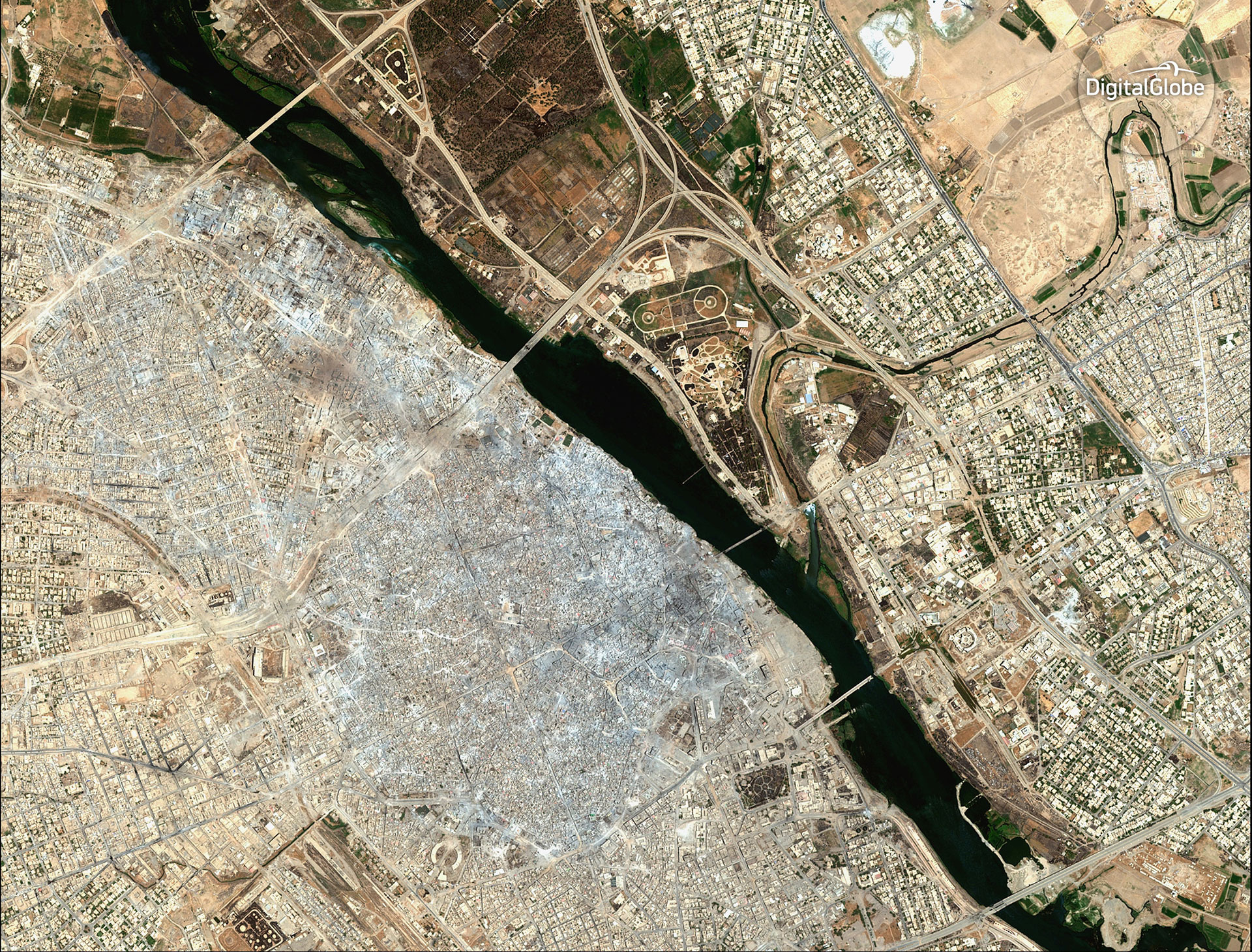 La Ciudad Vieja, al oeste del río Tigris, fue la más golpeada por la guerra. Además los cinco puentes están inutilizados por los bombardeos (AP)