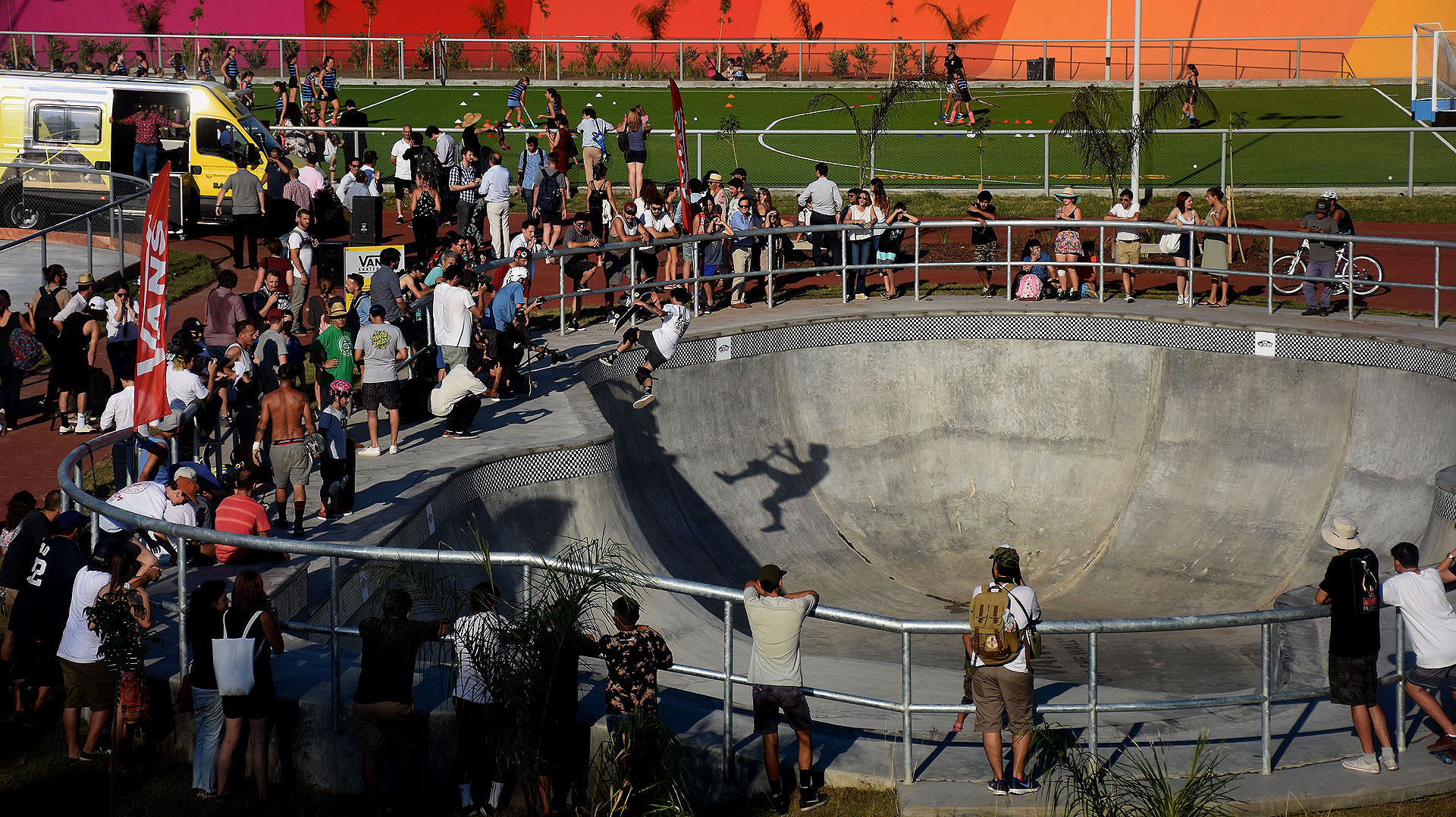 En el exterior de la pista se creó un circuito aeróbico para caminar y correr, estaciones de entrenamiento, espacios de estar y de juegos