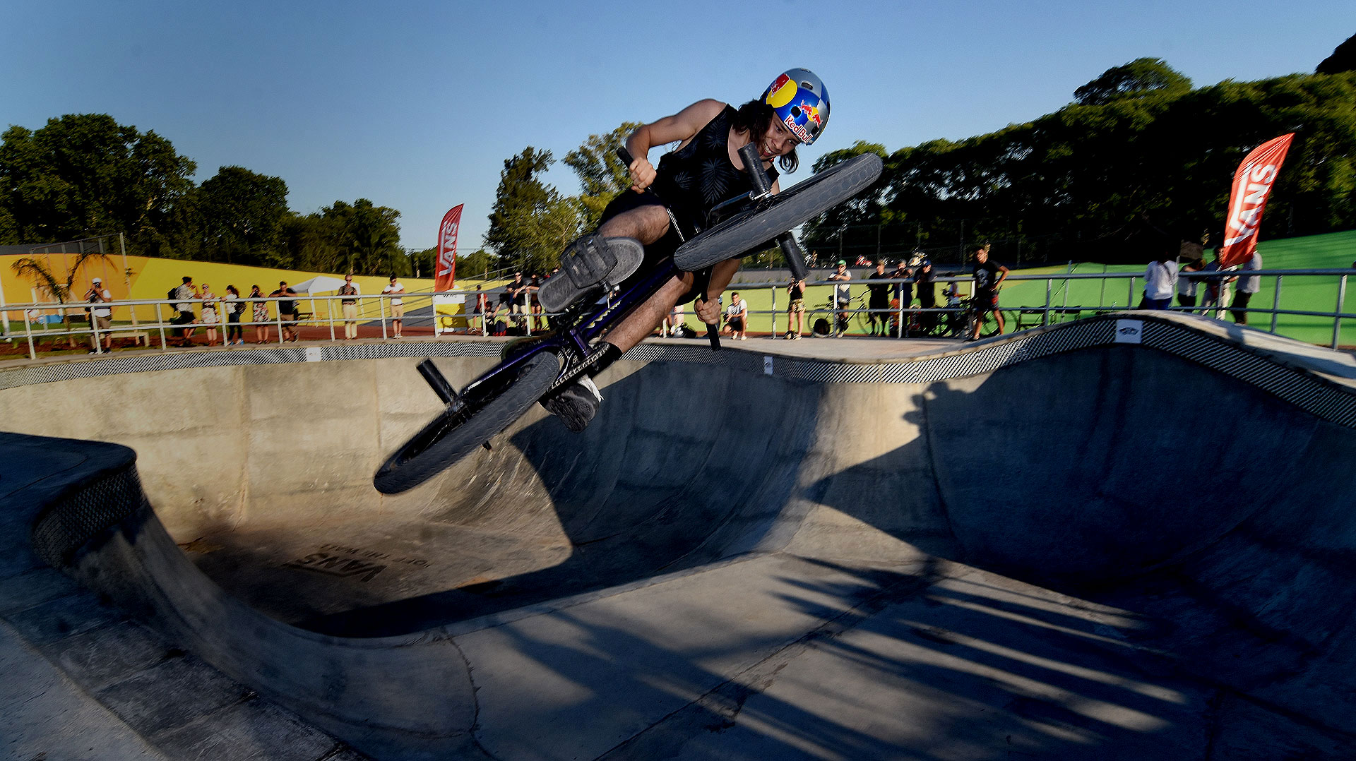 El joven Iñaki Mazza, uno de los grandes exponentes argentinos de BMX, en acción