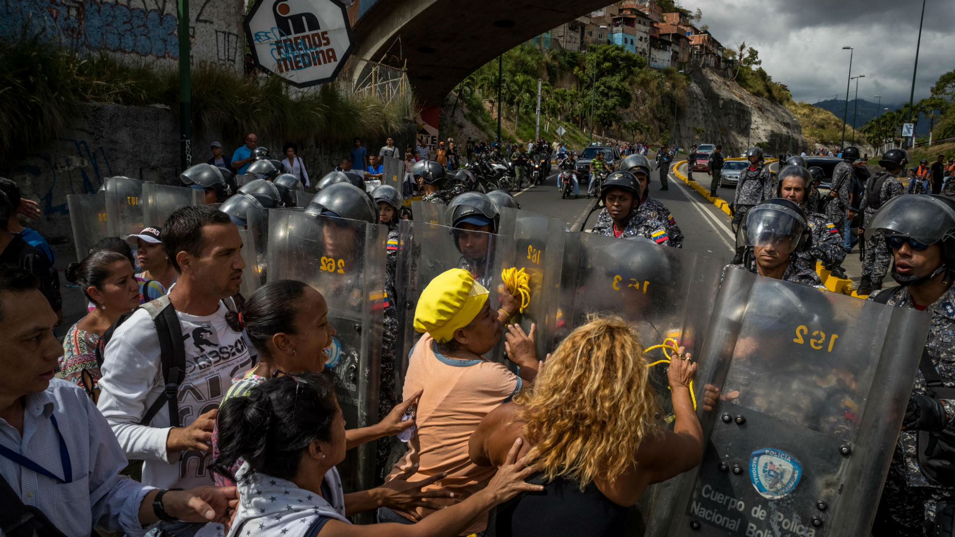 Los venezolanos protestan por la falta de alimentos (EFE)