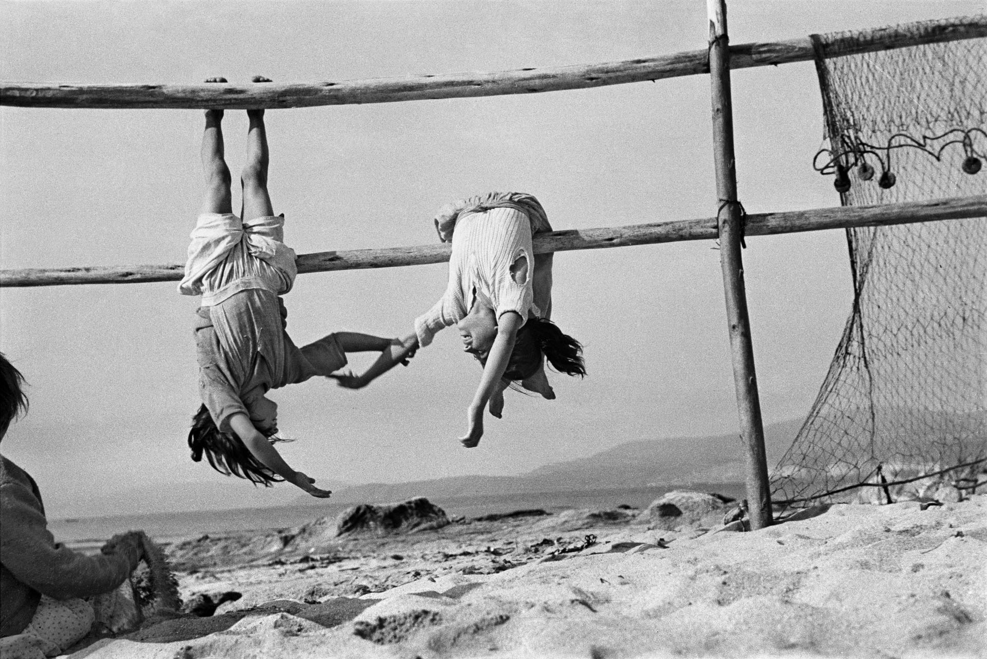 Hijas de pescadores en Villa de Los Horcones, Chile, 1956