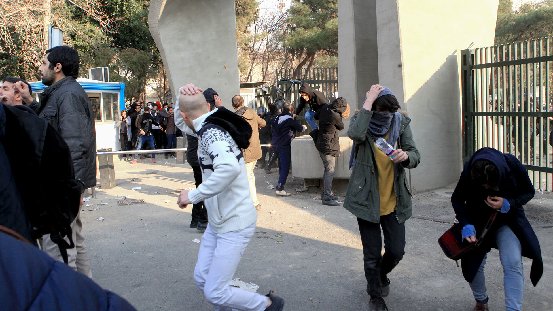 Estudiantes protestan en la universidad de Teherán . (AFP PHOTO)